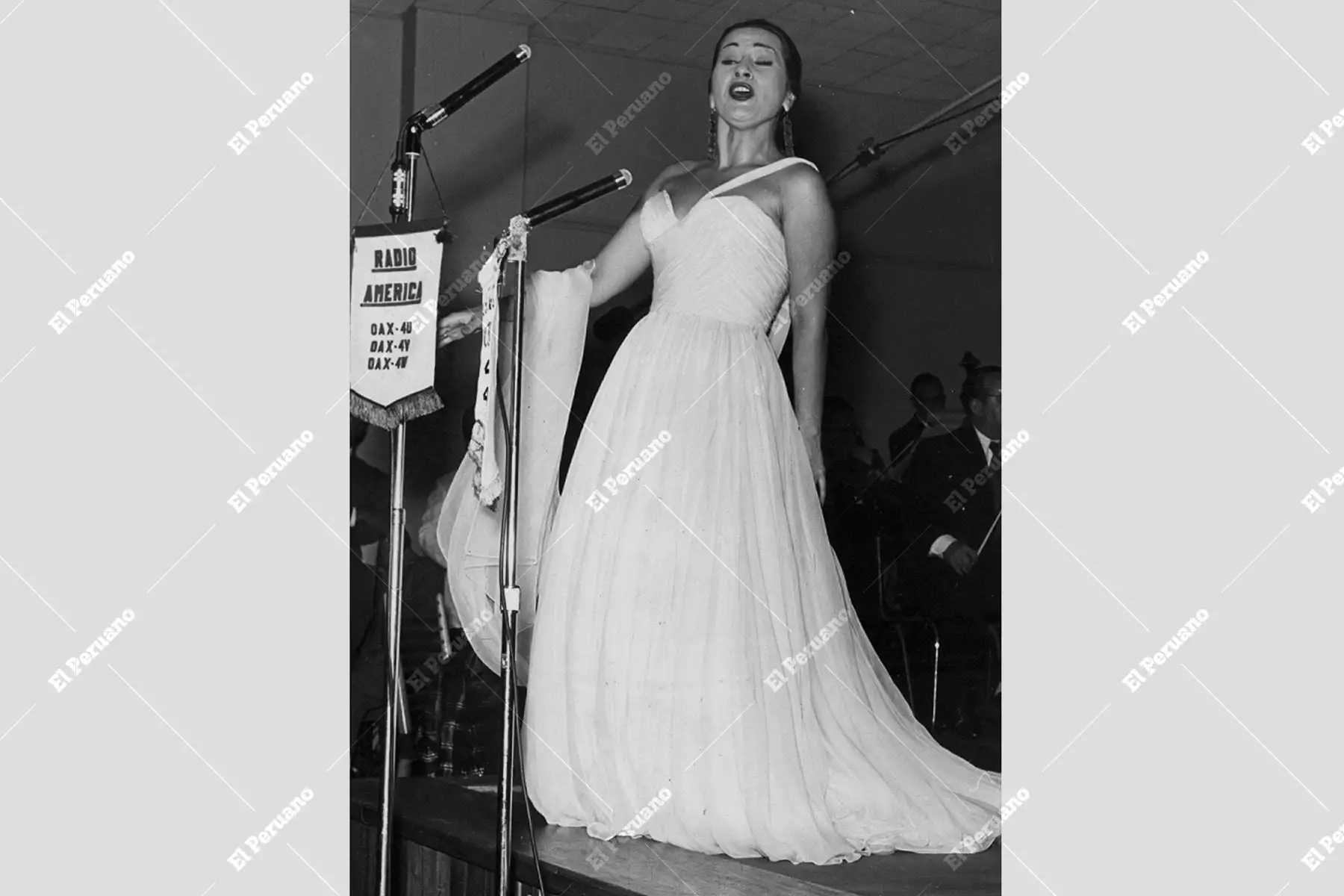 Lima - 7 de abril de 1953 / La  soprano Yma Sumac deslumbra durante la inauguración del moderno edificio del diario La Crónica y su Departamento de Radiodifusión en la avenida Tacna. La presentación de la "Princesa Inca" fue transmitida por  Radio América.  Foto: Archivo Histórico de El Peruano