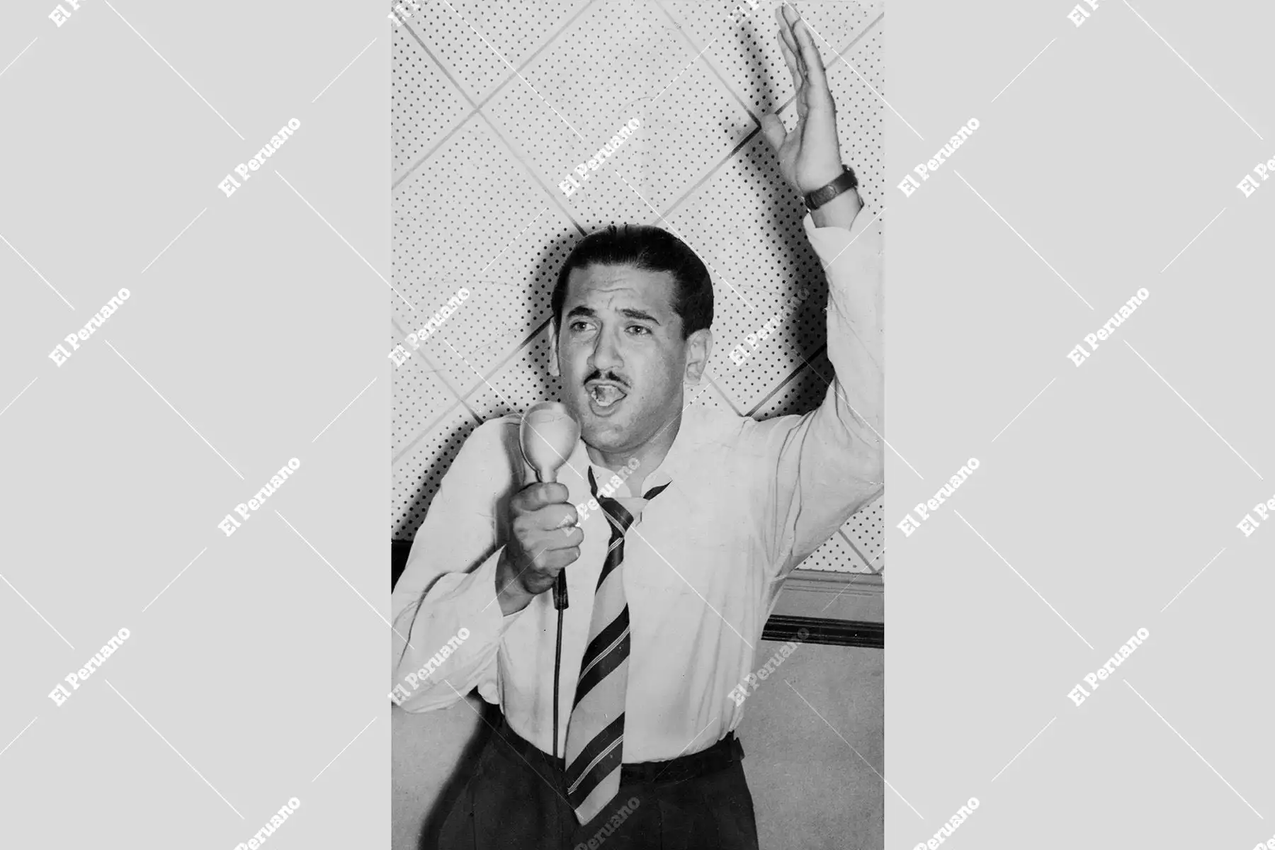 Lima - 1956 / Antes de ser el rostro de la televisión, el periodista Humberto Martínez Morosini en una transmisión por Radio Panamericana . Foto: Archivo Histórico de El Peruano