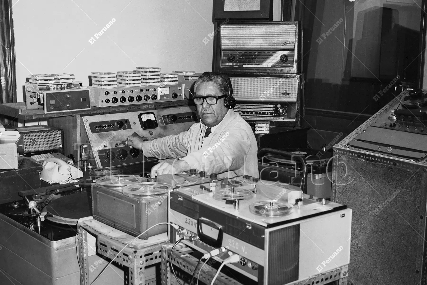 Lima - 9 julio 1975 / Víctor Pajuelo Lostanau, operador en los estudios de Radio La Crónica. Foto: Archivo Histórico de El Peruano