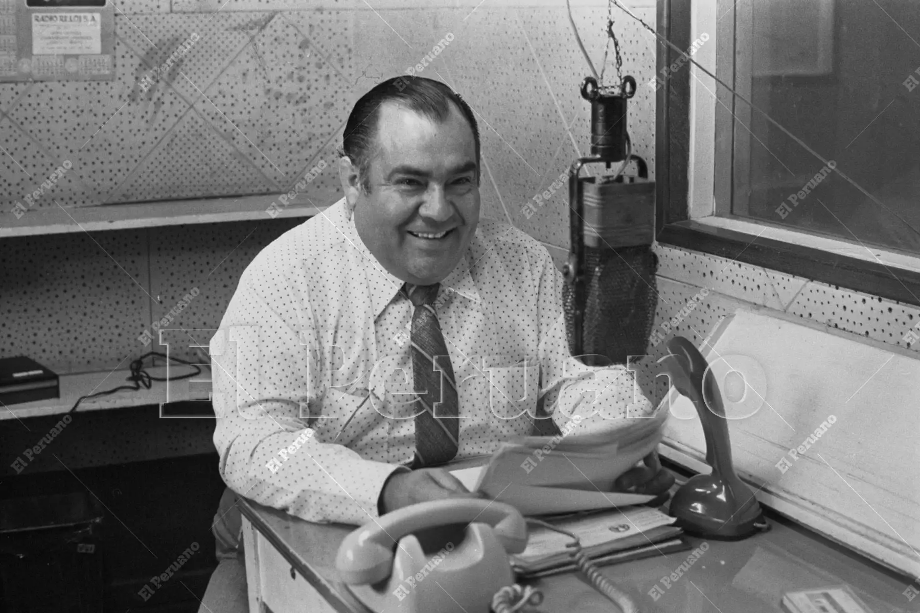 Lima - 9 noviembre 1974 / Desde los estudios de Radio Victoria el periodista y locutor Juan Ramírez Lazo lanza al aire  su icónica frase: "nos preocupa, amables oyentes". Foto: Archivo Histórico de El Peruano / René Pinedo