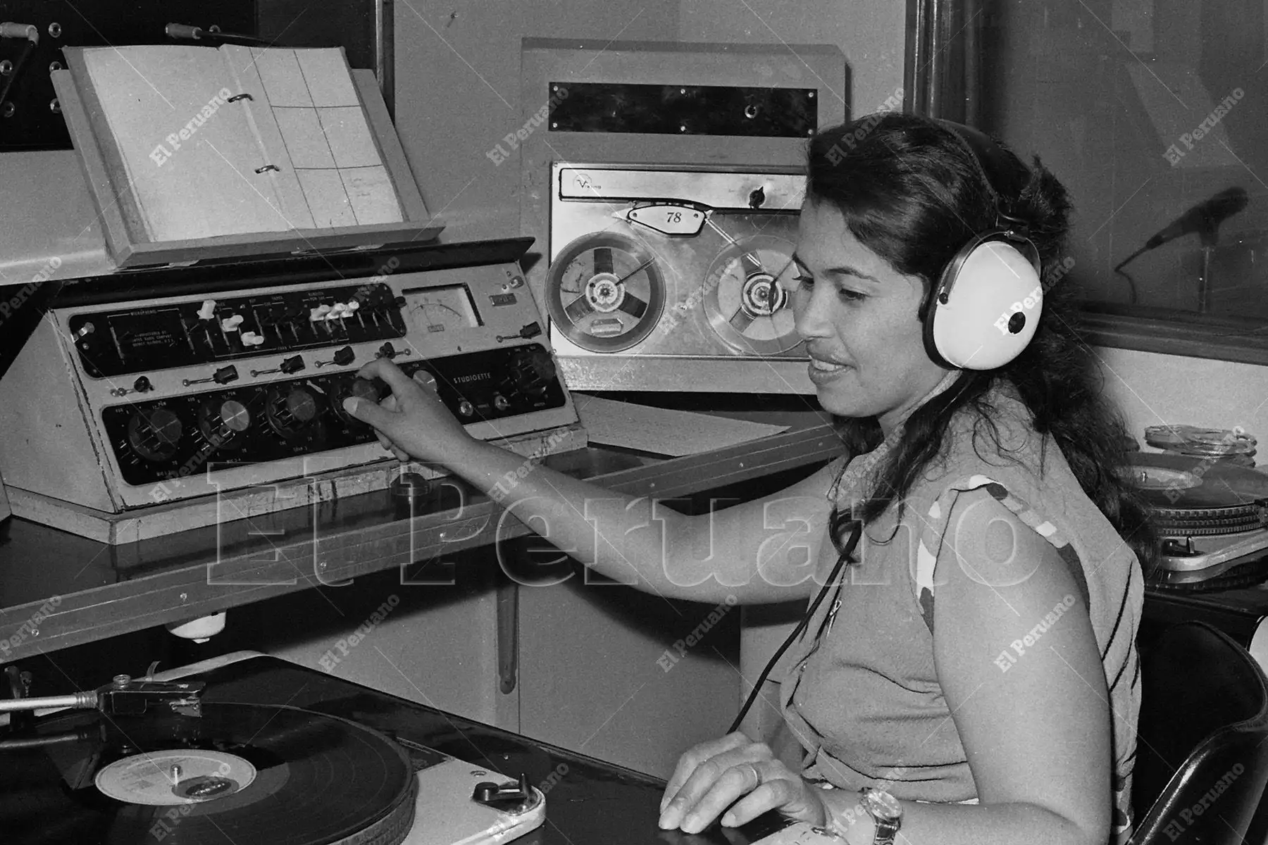 Lima - 2 enero 1975 / Operadora de Radio Nacional del Perú. Foto: Archivo Histórico de El Peruano / Bernabé Wong