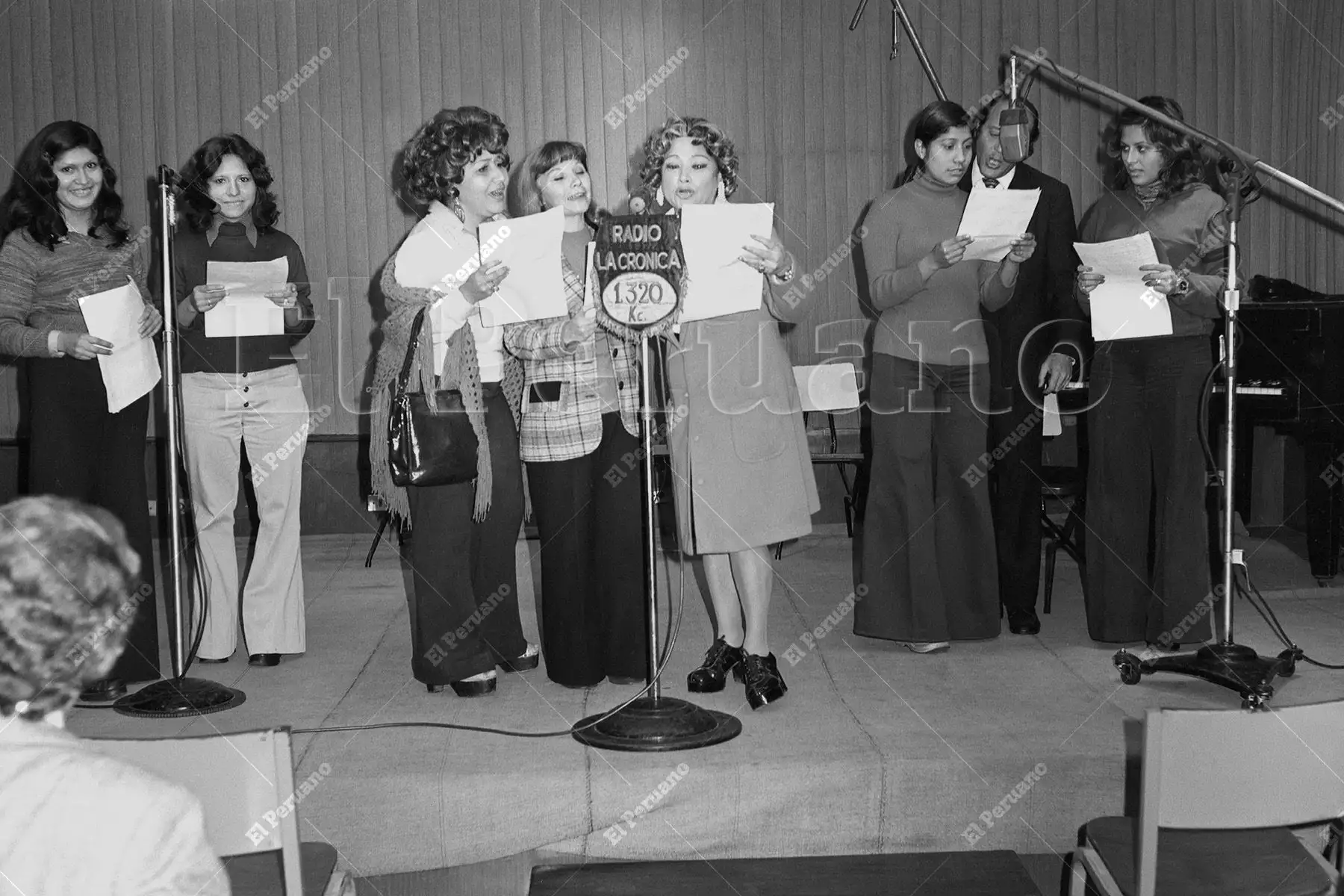 Lima - 9 julio 1975 / Los estudios de Radio La Crónica se convierten en el escenario de una nueva transmisión de radionovelas. Entre micrófonos y efectos de sonido, los actores recrean historias que se apoderan del dial. Foto: Archivo Histórico de El Peruano / Rómulo Luján