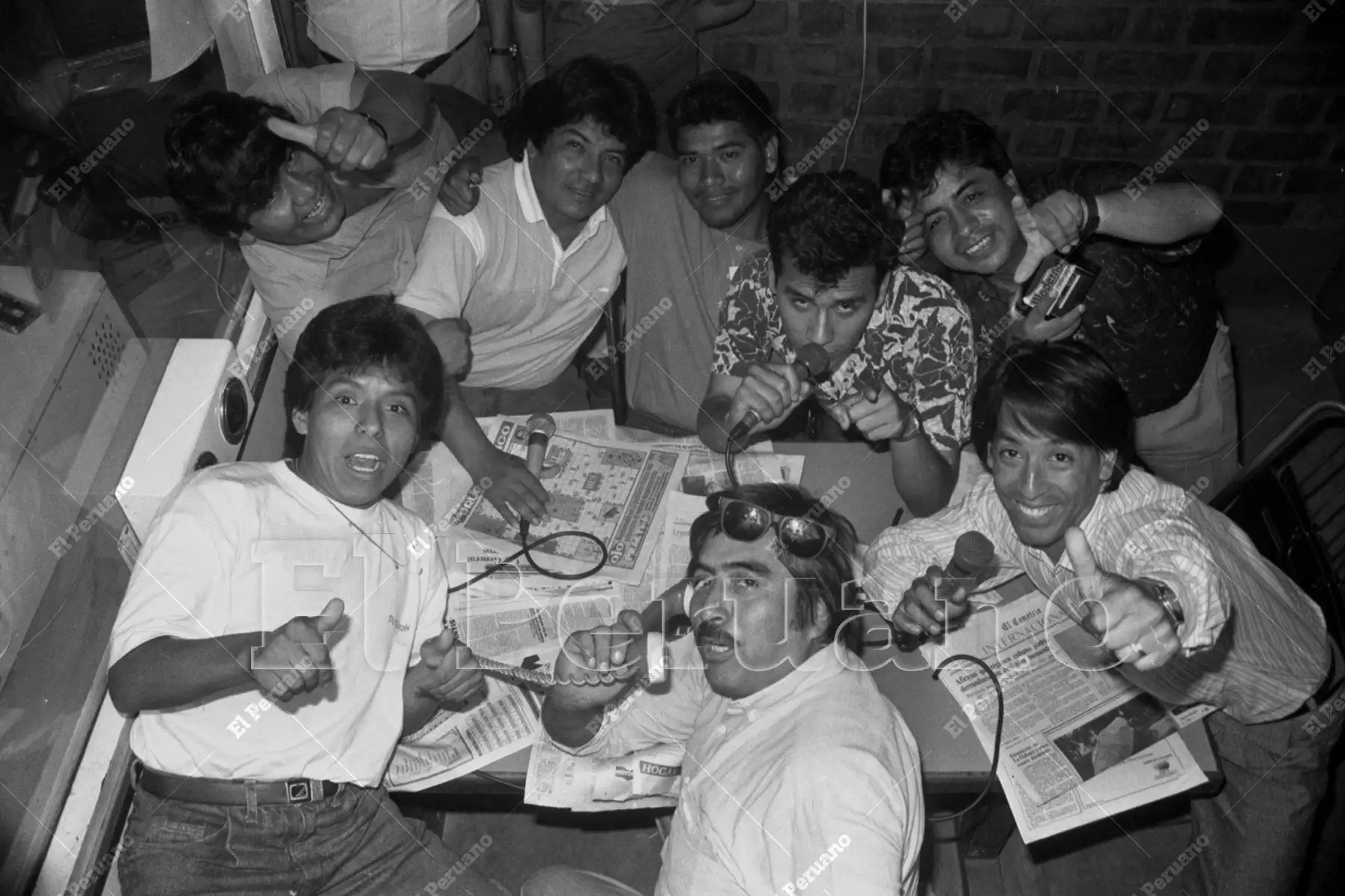 Lima - 4 enero 1992 / Edwin Sierra, Amado Reyes, Rubén Sánchez, Edgard Mamani y Jorge Azabache, conductores del programa radial "Lo bueno, lo malo y lo feo de la jornada" de Radio Moderna, Radio Papá. Foto: Archivo Histórico de El Peruano