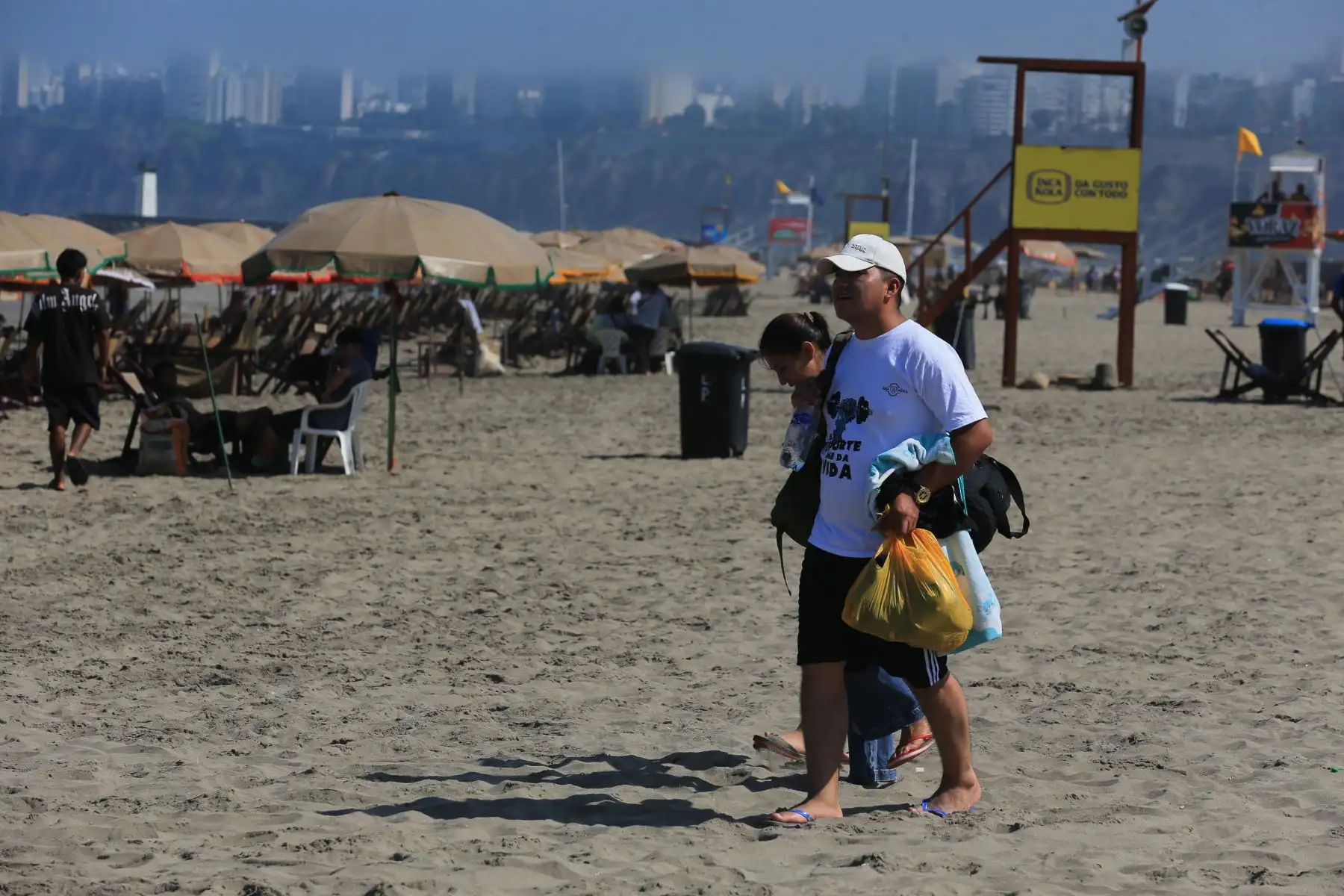 La iniciativa forma parte de la estrategia Salvaplayas 2026 y promueve un cambio de comportamiento ciudadano en el cuidado del litoral. Foto: ANDINA/ Héctor Vinces