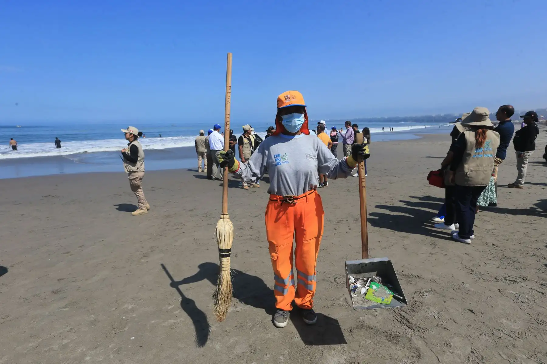 Durante la jornada se informó que solo en la playa Agua Dulce se recolectan cerca de 20 toneladas de basura, afectando la salud pública y el ecosistema marino. Foto: ANDINA/ Héctor Vinces