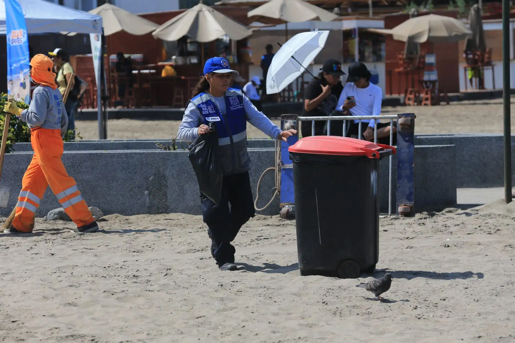 Durante la jornada se informó que solo en la playa Agua Dulce se recolectan cerca de 20 toneladas de basura, afectando la salud pública y el ecosistema marino. Foto: ANDINA/ Héctor Vinces