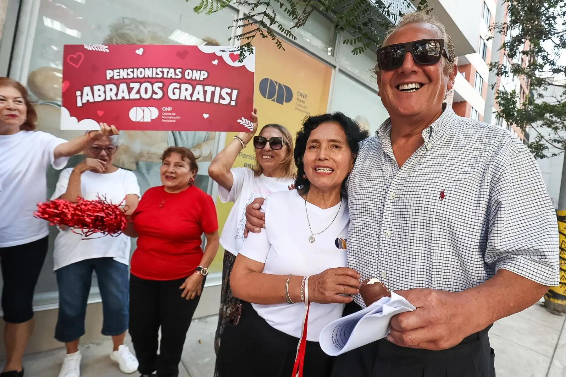 Pensionistas de la ONP celebran de manera anticipada el Día del Amor y la Amistad, regalando abrazos a los transeúntes en las calles de Lima. Foto: ANDINA/ Juan Carlos Guzmán