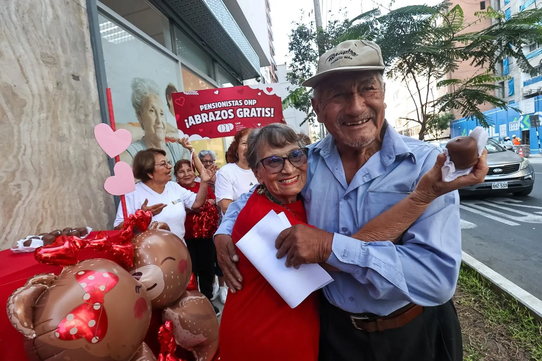 Pensionistas de la ONP celebran de manera anticipada el Día del Amor y la Amistad, regalando abrazos a los transeúntes en las calles de Lima. Foto: ANDINA/ Juan Carlos Guzmán