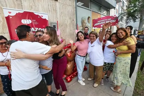 Pensionistas de la ONP regalan abrazos y celebran San Valentín en las calles de Lima
