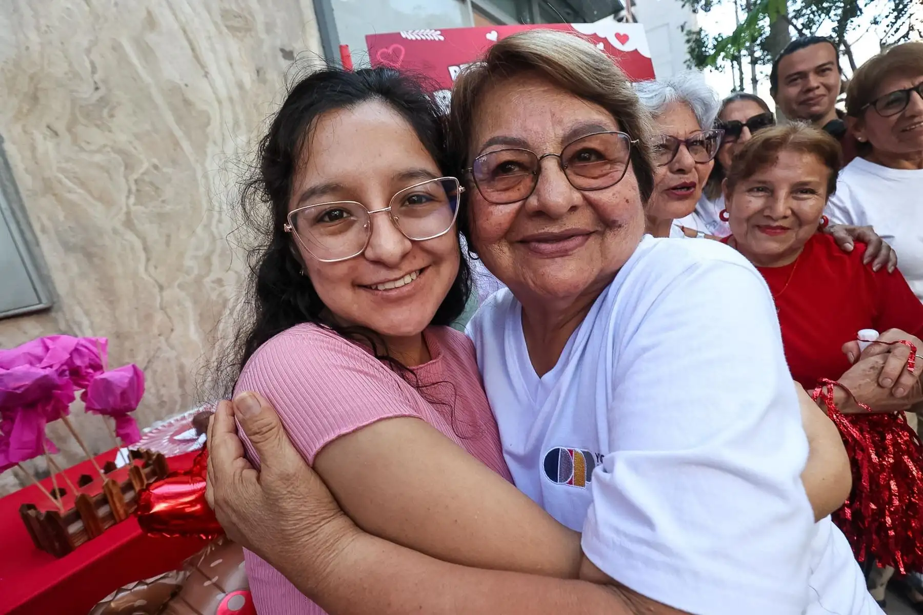 Pensionista María San Miguel abraza a una transeúnte en el marco de la celebración por el día del Amor y la Amistad organizada por la ONP y la casa “Yuyaq”. Foto: ANDINA/ Juan Carlos Guzmán