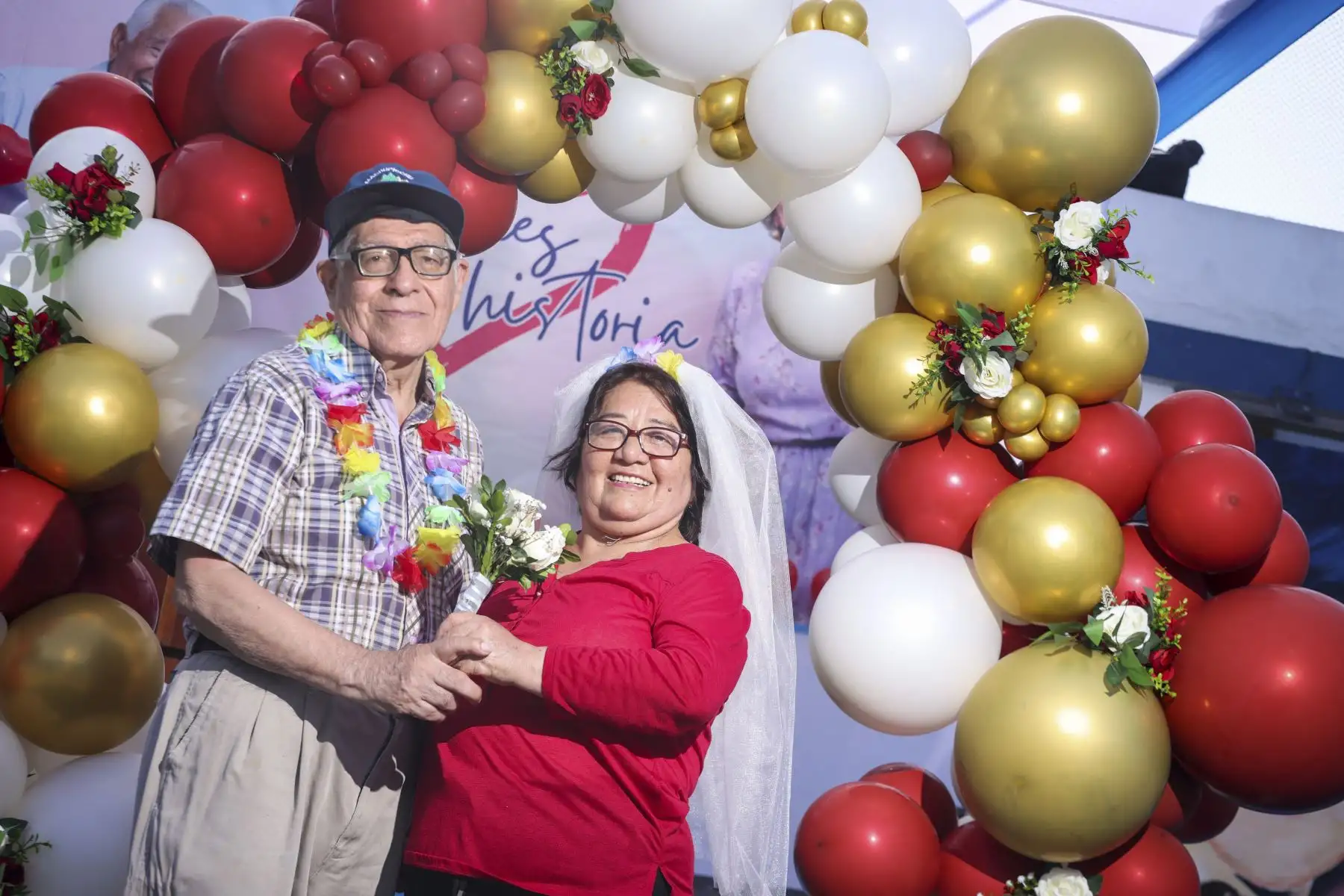 Otra pareja que emocionó al público fue la de Damián Mendoza, de 79 años, y Rosa Gonzales, de 74. Ellos celebran casi seis décadas de matrimonio marcadas por la complicidad. Foto: Municipalidad de Lince