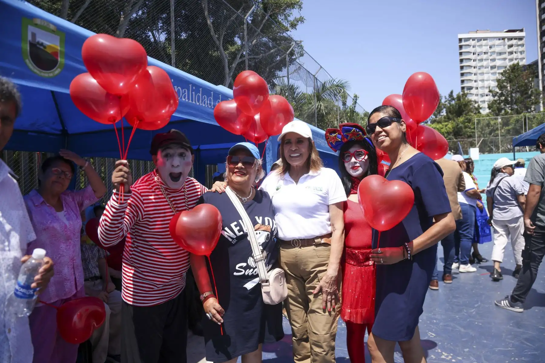 “Es profundamente inspirador ver que nuestros vecinos mantienen vivo un amor sincero”, expresó la burgomaestre. Asimismo, reafirmó el compromiso de su gestión con la promoción de valores que fortalecen la comunidad. Foto: Municipalidad de Lince