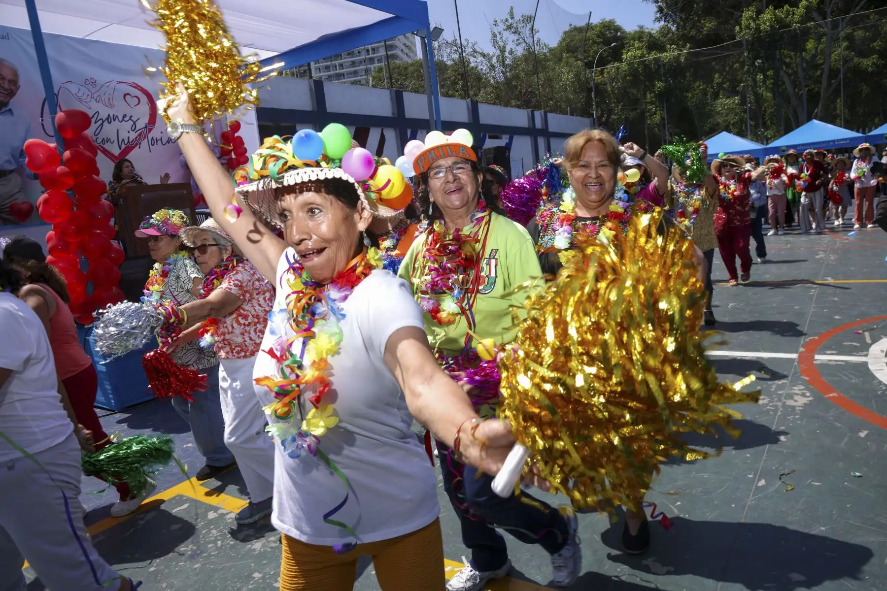 La alcaldesa de Lince, Malca Schnaiderman Lara, resaltó la importancia de estos testimonios. Señaló que la lealtad y la comunicación son pilares fundamentales para un matrimonio sólido. Foto: Municipalidad de Lince
