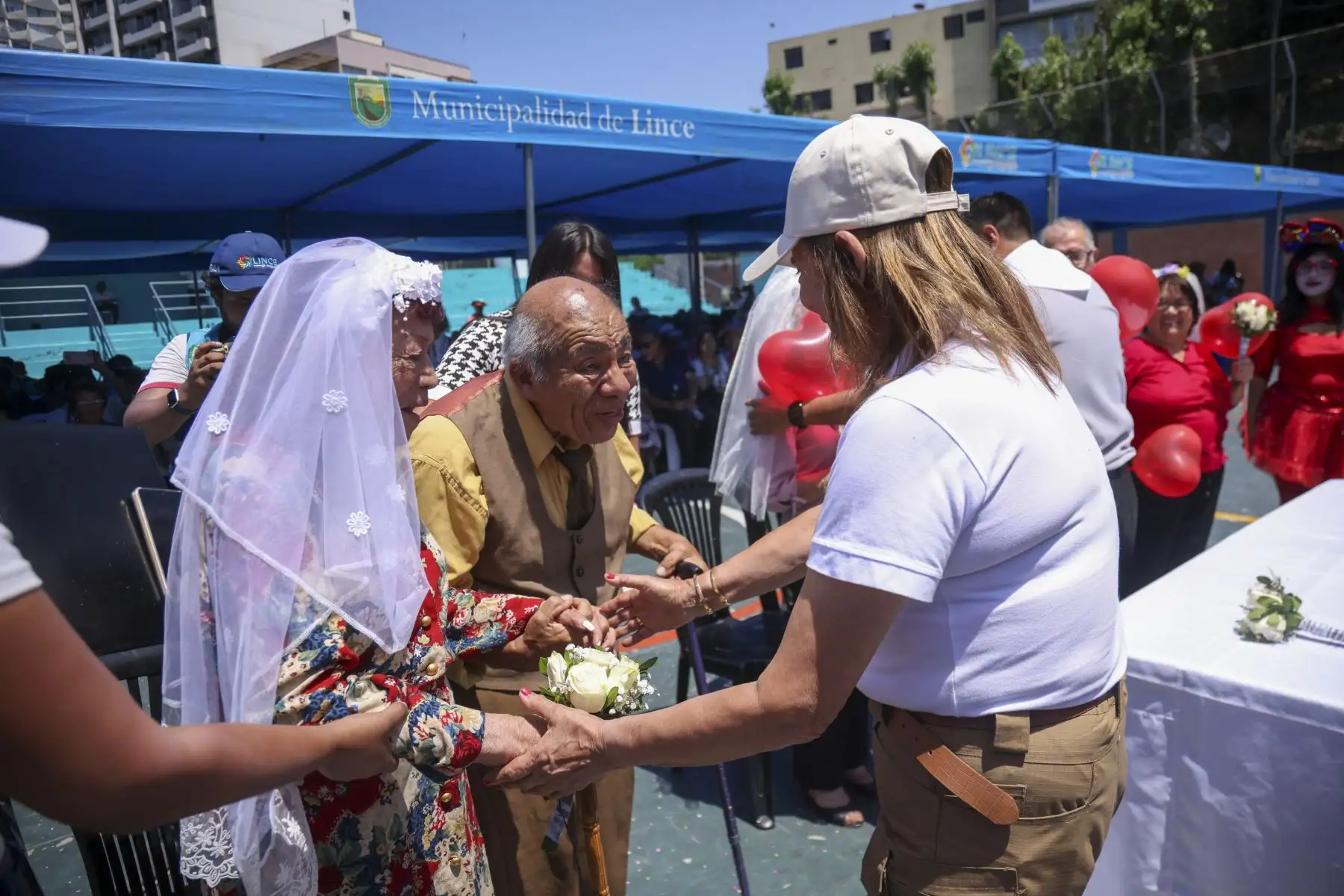 Su romance nació en un taller mecánico. Rosa conquistó a Damián con los platillos que le llevaba a diario, gesto que se convirtió en el inicio de una historia que cada 14 de febrero renuevan con la misma ilusión. Foto: Municipalidad de Lince