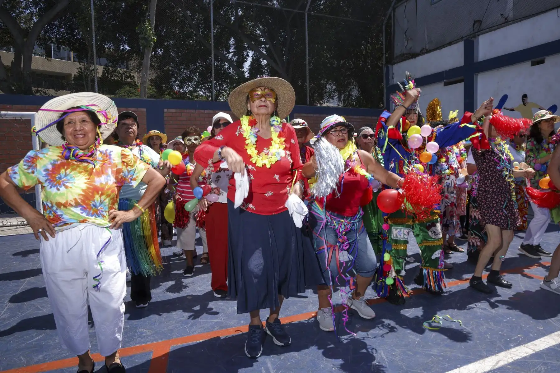 Conocidos como los “Reyes del calzado”, la pareja ha sacado adelante su taller de zapatería artesanal gracias al esfuerzo conjunto. Su historia refleja trabajo, constancia y amor inquebrantable. Foto: Municipalidad de Lince