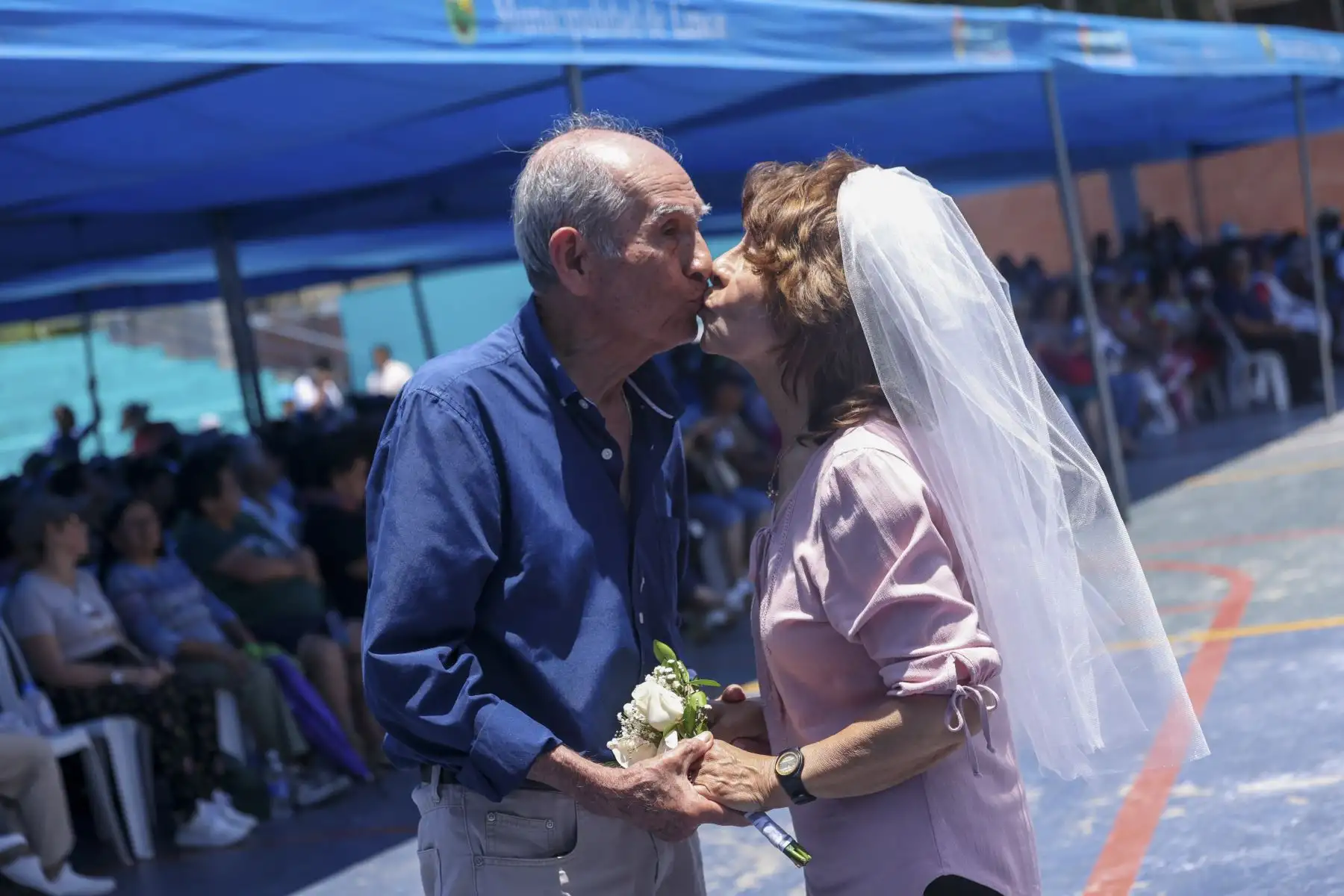 Entre las historias más conmovedoras destacó la de Marcelo Poémape, de 76 años, y Clara Ríos, de 89. Tras 47 años de matrimonio, han construido no solo una familia, sino también un legado. Foto: Municipalidad de Lince