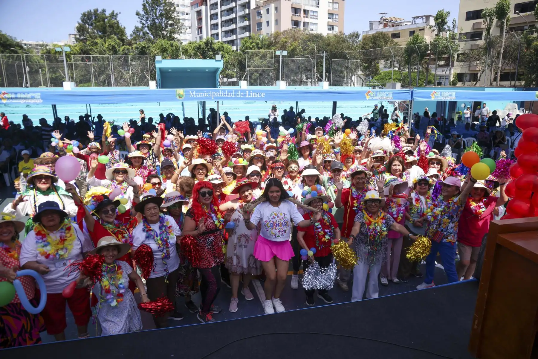 La actividad estuvo cargada de simbolismo y ternura. Varias de las parejas superan las cinco décadas de vida compartida, convirtiéndose en ejemplo de compromiso y perseverancia. Foto: Municipalidad de Lince
