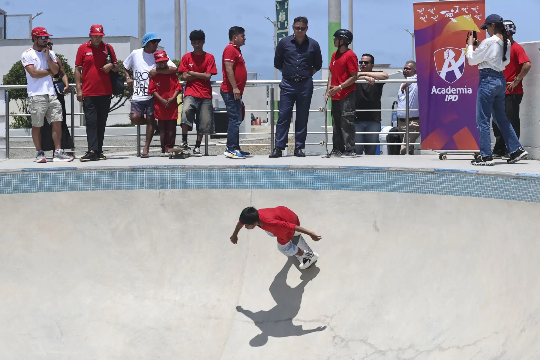 El presidente del Instituto Peruano del Deporte, Sergio Luis Ludeña Visalot, inauguró la Academia IPD Punta Rocas al sur de Lima que por primera vez abrió sus puertas con cuatro deportes: natacion, fútbol playa, voley playa y skateboarding de manera gratuita para niñas, niños y adolescentes.

Foto:ANDINA / Juan Carlos Guzmán Negrini