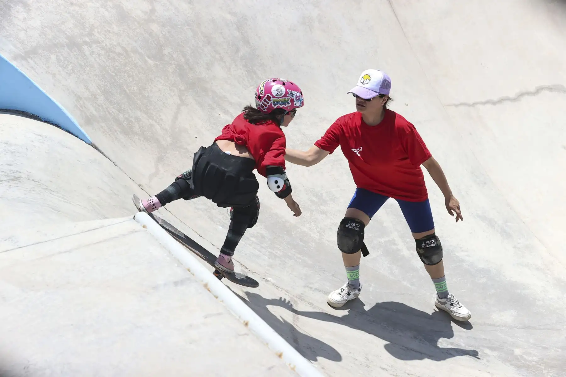 El presidente del Instituto Peruano del Deporte, Sergio Luis Ludeña Visalot, inauguró la Academia IPD Punta Rocas al sur de Lima que por primera vez abrió sus puertas con cuatro deportes: natacion, fútbol playa, voley playa y skateboarding de manera gratuita para niñas, niños y adolescentes.

Foto:ANDINA / Juan Carlos Guzmán Negrini