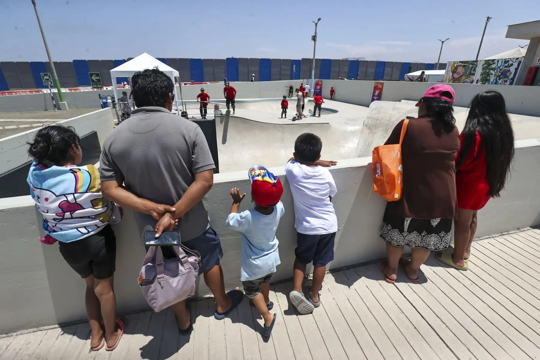 El presidente del Instituto Peruano del Deporte, Sergio Luis Ludeña Visalot, inauguró la Academia IPD Punta Rocas al sur de Lima que por primera vez abrió sus puertas con cuatro deportes: natacion, fútbol playa, voley playa y skateboarding de manera gratuita para niñas, niños y adolescentes.

Foto:ANDINA / Juan Carlos Guzmán Negrini