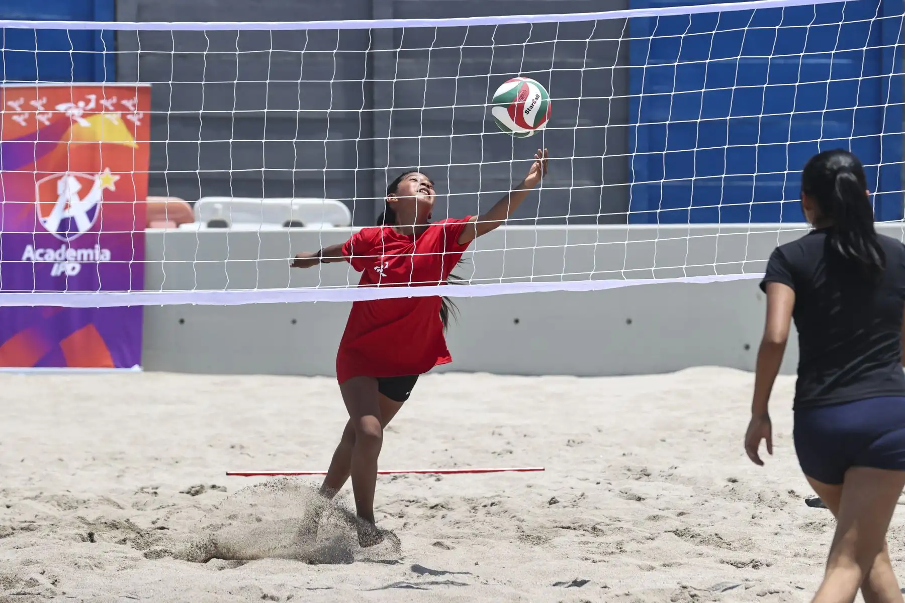 El presidente del Instituto Peruano del Deporte, Sergio Luis Ludeña Visalot, inauguró la Academia IPD Punta Rocas al sur de Lima que por primera vez abrió sus puertas con cuatro deportes: natacion, fútbol playa, voley playa y skateboarding de manera gratuita para niñas, niños y adolescentes.

Foto:ANDINA / Juan Carlos Guzmán Negrini