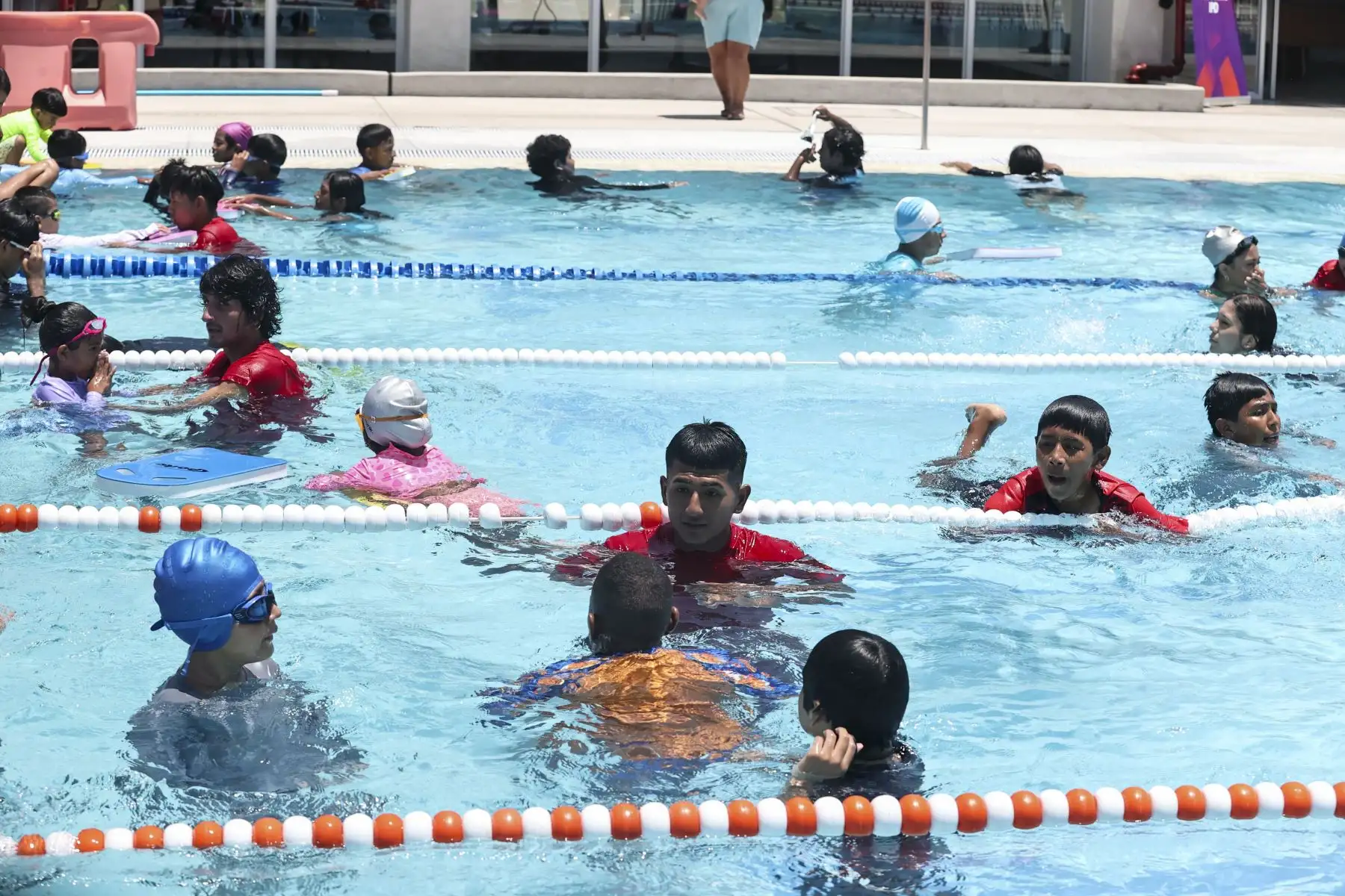 El presidente del Instituto Peruano del Deporte, Sergio Luis Ludeña Visalot, inauguró la Academia IPD Punta Rocas al sur de Lima que por primera vez abrió sus puertas con cuatro deportes: natacion, fútbol playa, voley playa y skateboarding de manera gratuita para niñas, niños y adolescentes.

Foto:ANDINA / Juan Carlos Guzmán Negrini
