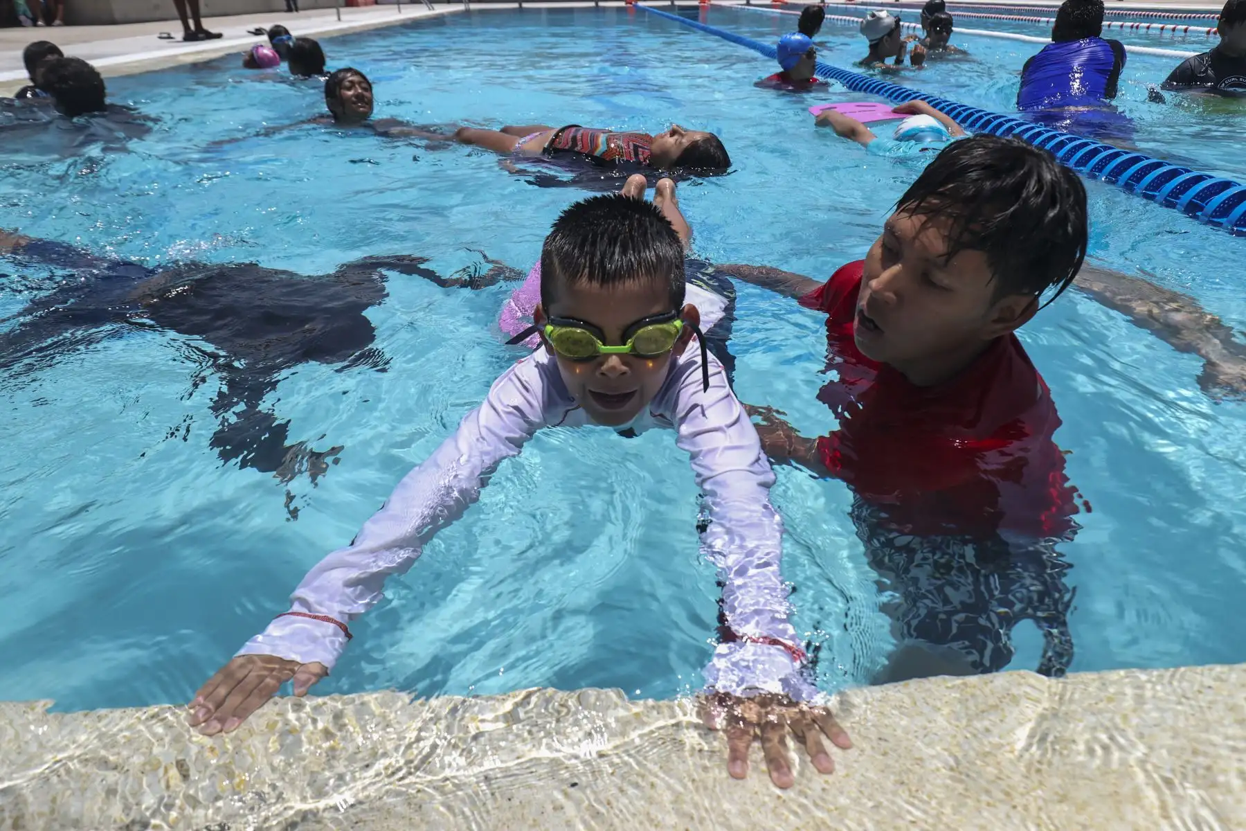 El presidente del Instituto Peruano del Deporte, Sergio Luis Ludeña Visalot, inauguró la Academia IPD Punta Rocas al sur de Lima que por primera vez abrió sus puertas con cuatro deportes: natacion, fútbol playa, voley playa y skateboarding de manera gratuita para niñas, niños y adolescentes.

Foto:ANDINA / Juan Carlos Guzmán Negrini