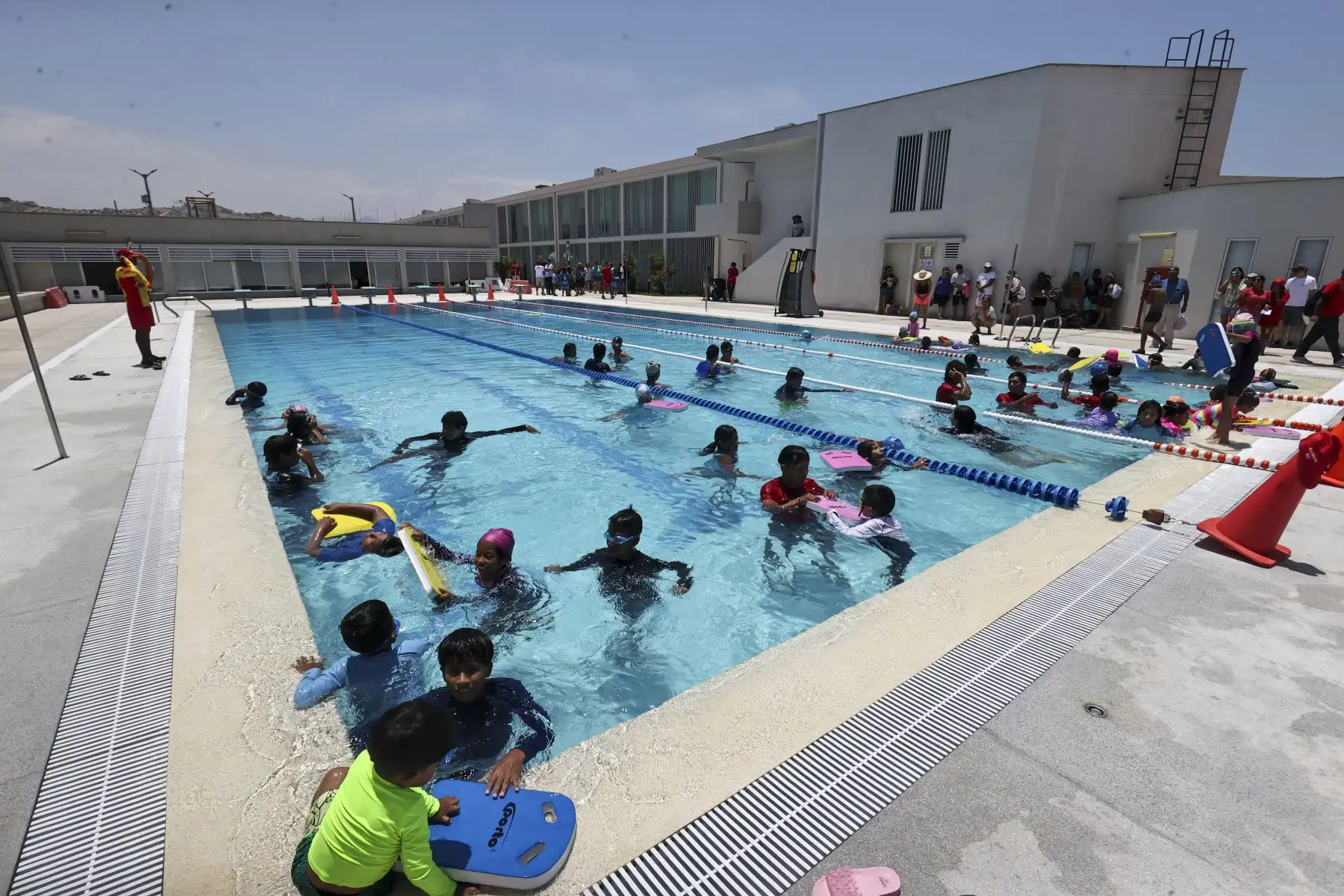 El presidente del Instituto Peruano del Deporte, Sergio Luis Ludeña Visalot, inauguró la Academia IPD Punta Rocas al sur de Lima que por primera vez abrió sus puertas con cuatro deportes: natacion, fútbol playa, voley playa y skateboarding de manera gratuita para niñas, niños y adolescentes.

Foto:ANDINA / Juan Carlos Guzmán Negrini