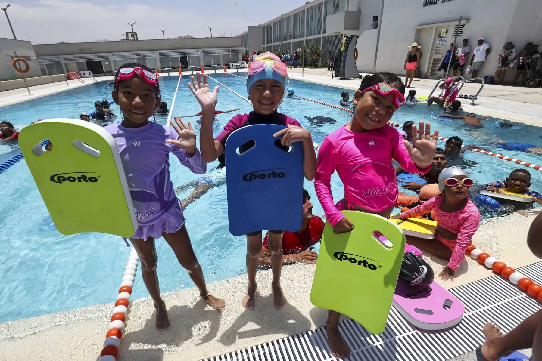 El presidente del Instituto Peruano del Deporte, Sergio Luis Ludeña Visalot, inauguró la Academia IPD Punta Rocas al sur de Lima que por primera vez abrió sus puertas con cuatro deportes: natacion, fútbol playa, voley playa y skateboarding de manera gratuita para niñas, niños y adolescentes.

Foto:ANDINA / Juan Carlos Guzmán Negrini