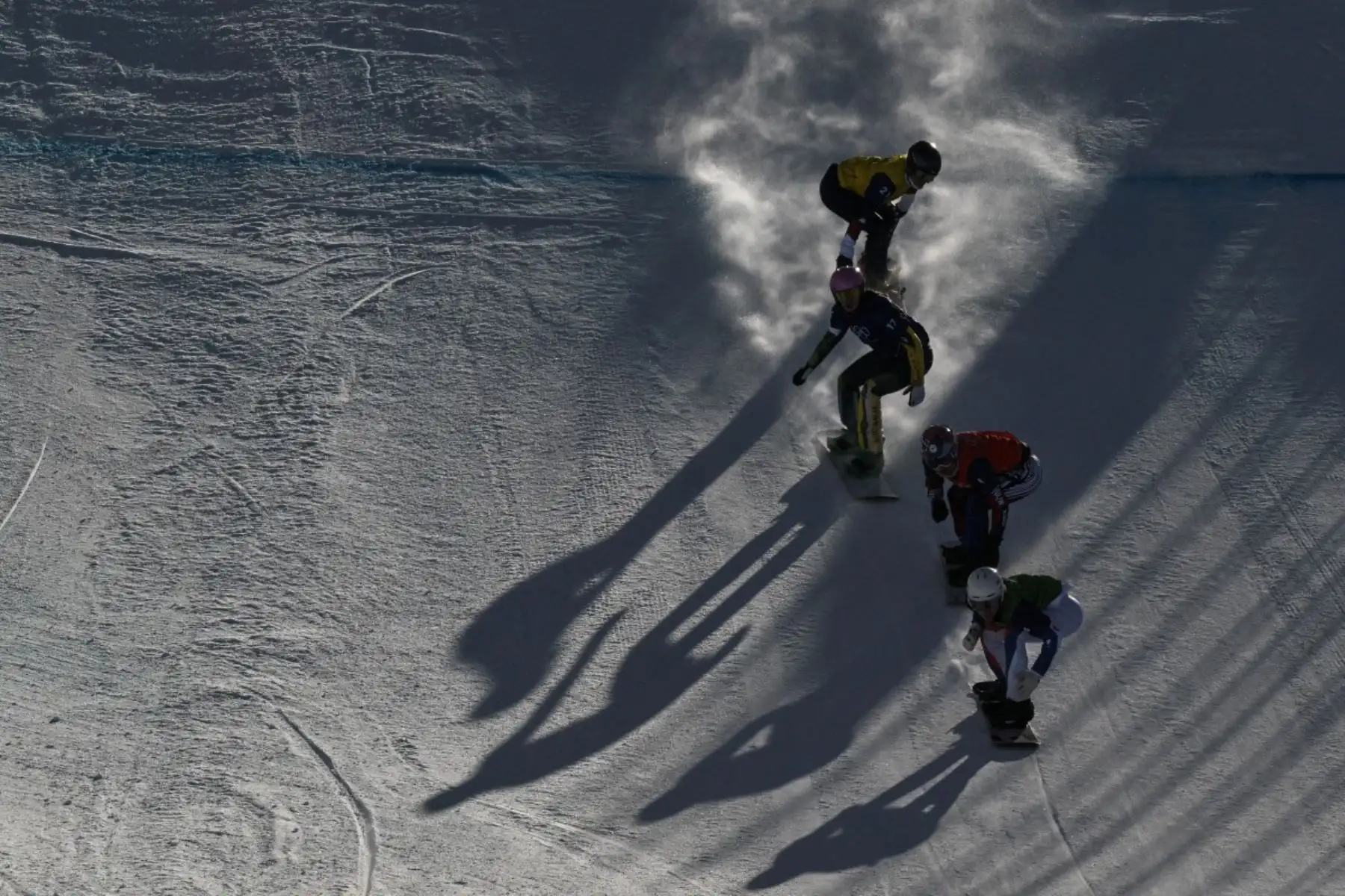 La estadounidense Faye Thelen, la australiana Josie Baff, la checa Eva Adamczykova y la francesa Julia Nirani-Pereira compiten en la primera semifinal femenina de snowboard cross durante los Juegos Olímpicos de Invierno Milano Cortina 2026 en el Snow Park de Livigno (Valtellina). Foto:AFP