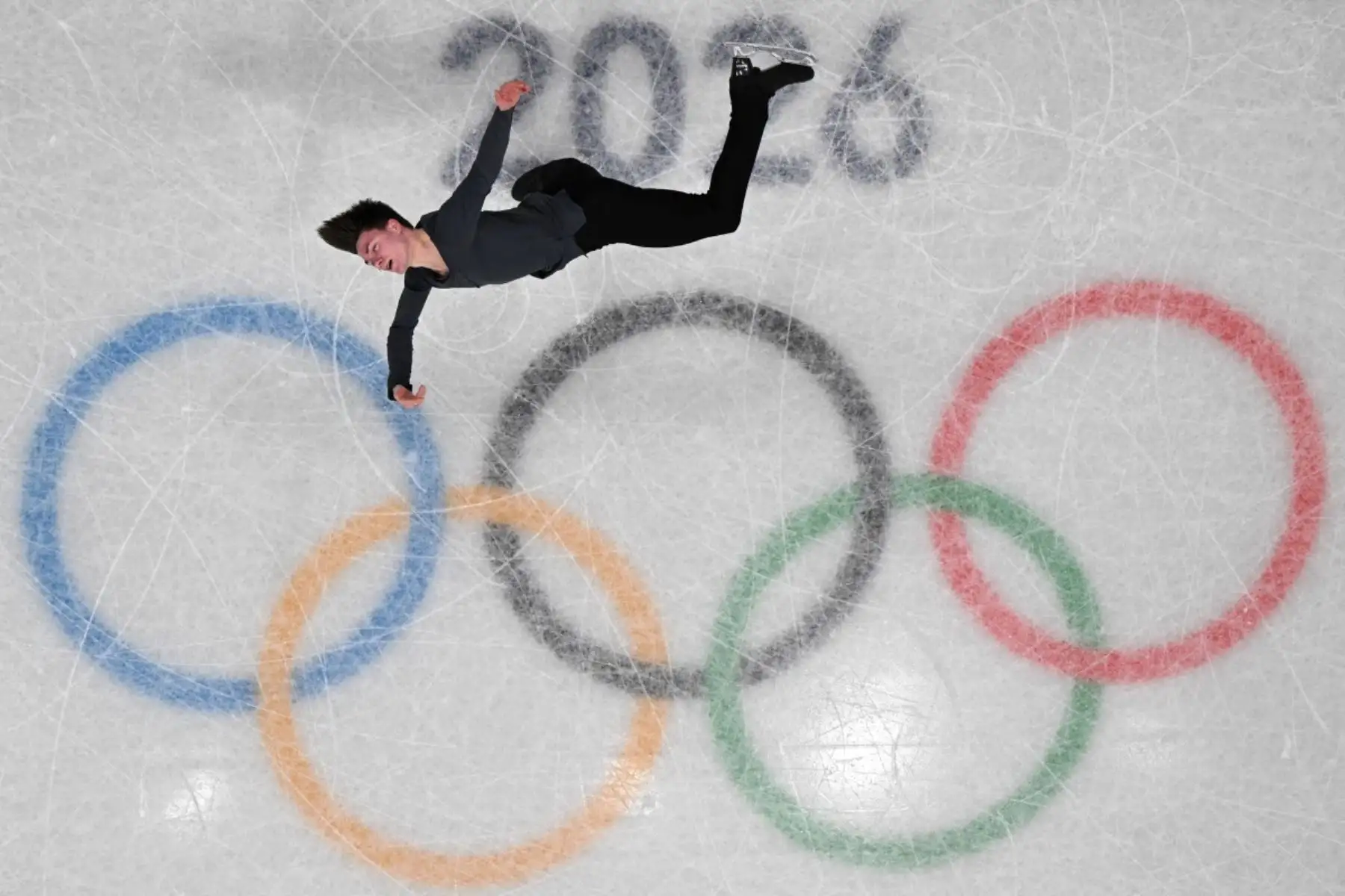 Maxim Naumov de EE. UU. compite en la final de patinaje artístico individual masculino de patinaje libre durante los Juegos Olímpicos de Invierno Milano Cortina 2026 en el Milano Ice Skating Arena en Milán. Foto:AFP