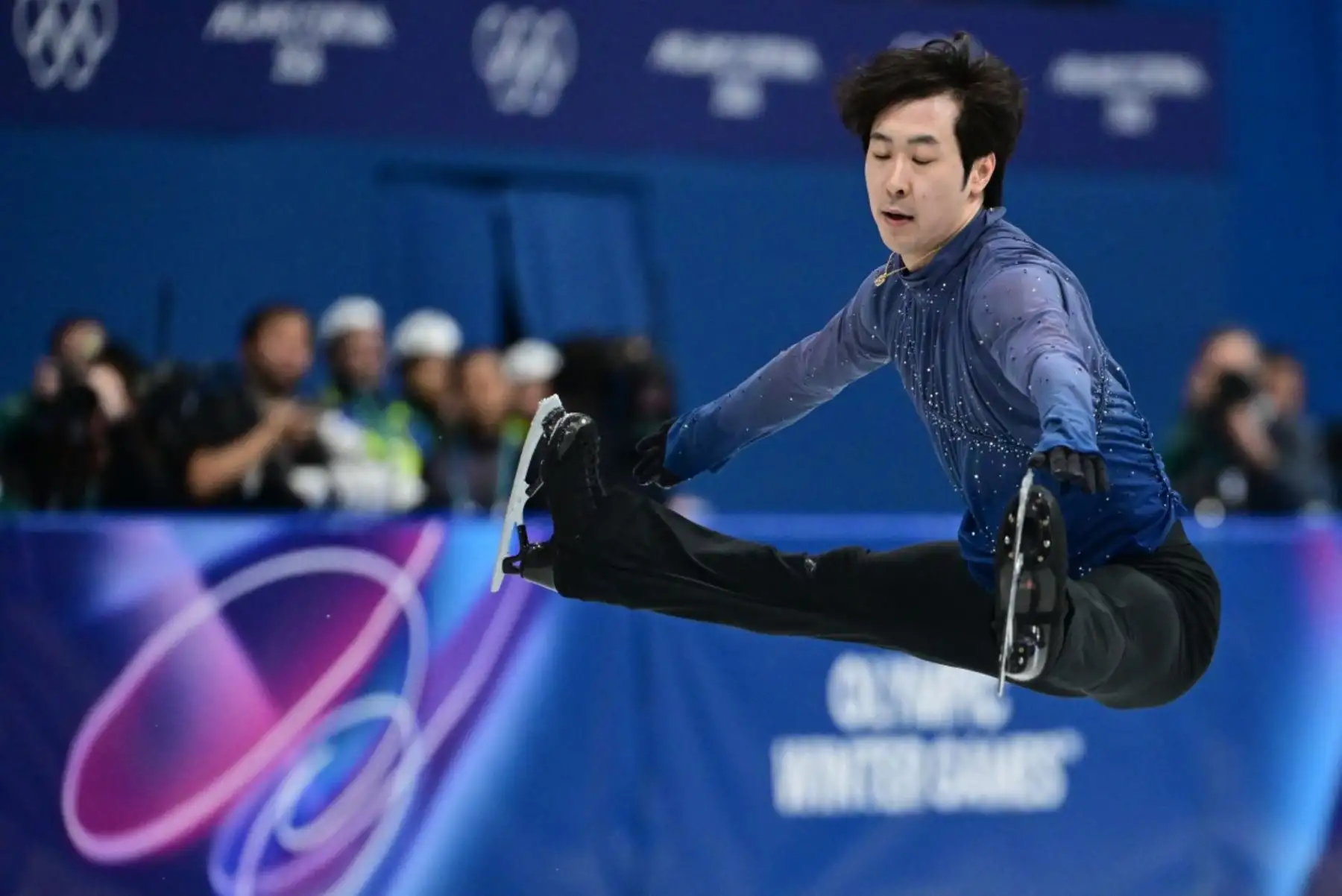 Jin Boyang de China compite en la final de patinaje artístico individual masculino de patinaje libre durante los Juegos Olímpicos de Invierno Milano Cortina 2026 en el Milano Ice Skating Arena en Milán. Foto:AFP