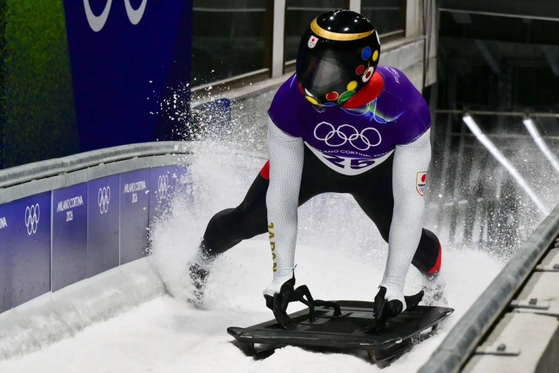 El japonés Hiroatsu Takahashi se desliza hacia la meta en la tercera ronda de skeleton masculino en el Cortina Sliding Centre durante los Juegos Olímpicos de Invierno Milano Cortina 2026 en Cortina d