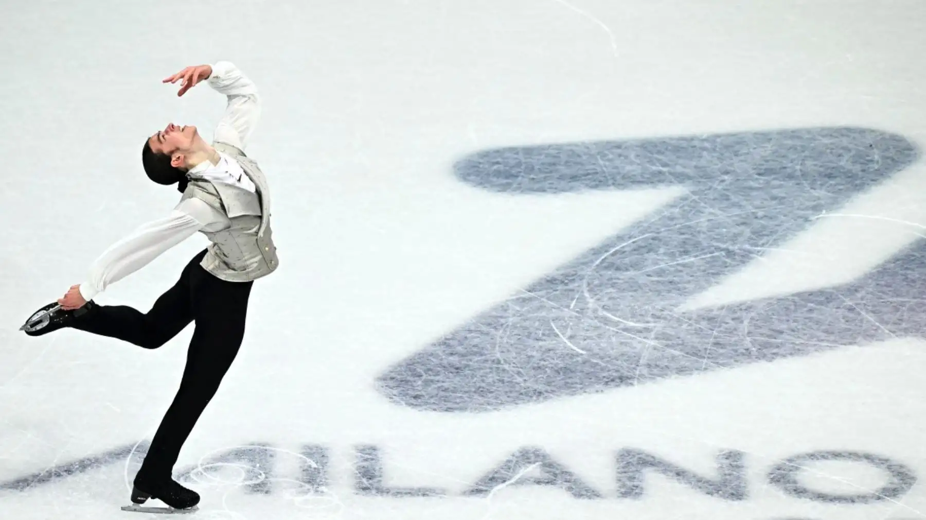 El atleta neutral individual Petr Gumennik compite en la final de patinaje artístico individual masculino de patinaje libre durante los Juegos Olímpicos de Invierno Milano Cortina 2026 en el Milano Ice Skating Arena en Milán. Foto:AFP