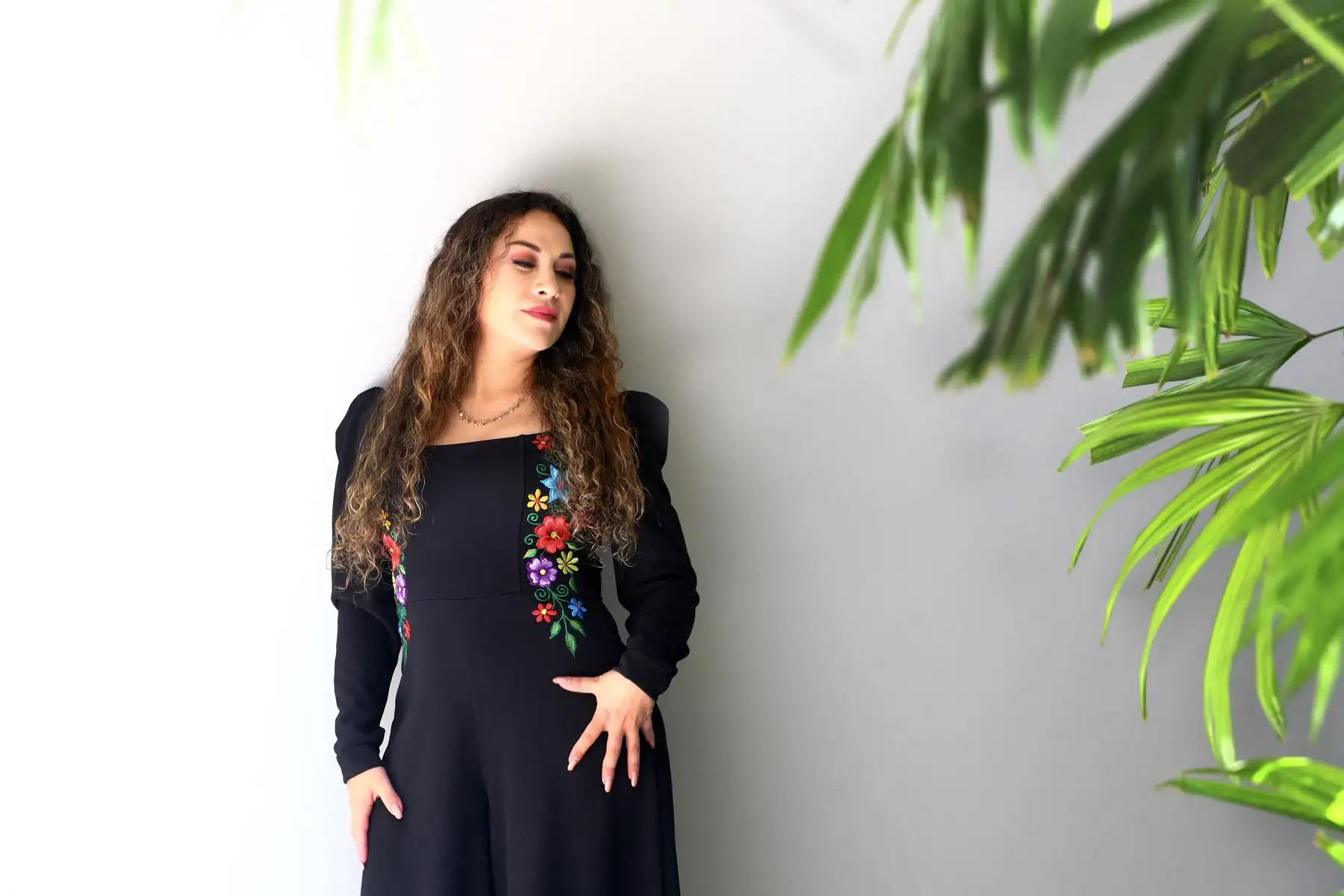 Karina Benites, la voz que inspira a la agrupación Amaranta, celebra una década de arte, pero en realidad es toda una vida soñando con ser lo que hoy representa: identidad cultural envuelta en estilo privilegiado que nos hace recordar de dónde venimos y hacia donde nos encaminamos.

Foto: ANDINA/Verónica Calderón Zúñiga