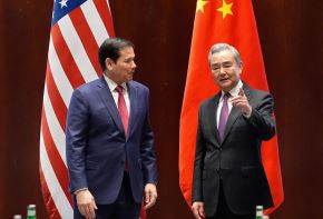 Secretario de Estado de EE. UU., Marco Rubio (izq.), y ministro chino de Asuntos Exteriores de China, Wang Yi (der.). Foto: AFP