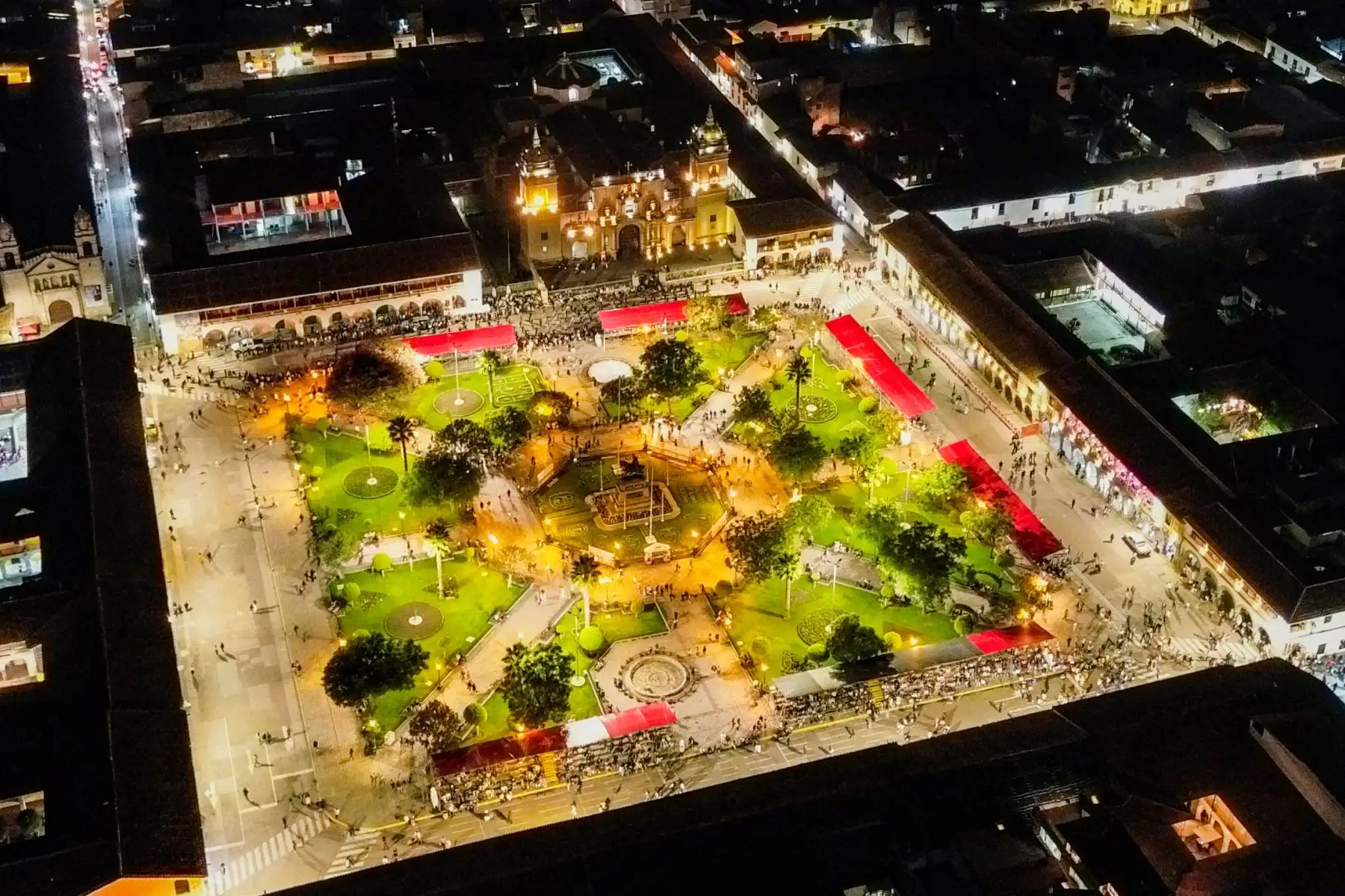 Las edificaciones que rodean la plaza corresponden a los siglos XVI y XVII. Se caracterizan por las arquerías de piedra en el primer nivel, pilares con balaustres en el segundo nivel y techos de tejas de arcilla roja.
Foto: ANDINA/Ricardo Cuba