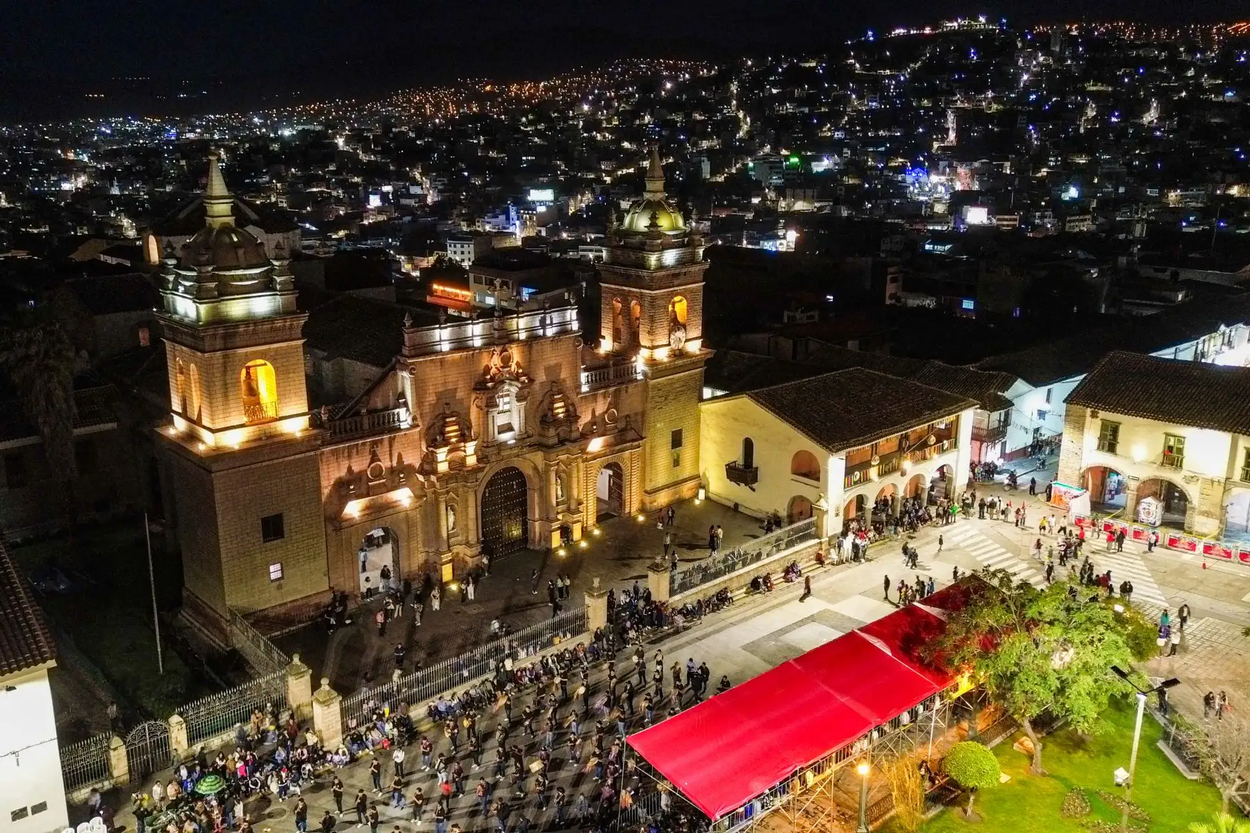 La catedral ayacuchana es testigo de las preparaciones los carnavales cuya programación central se desarrollará del 14 al 18 de febrero, y que espera congregar a más de 40,000 visitantes nacionales y extranjeros. Foto: ANDINA/Ricardo Cuba