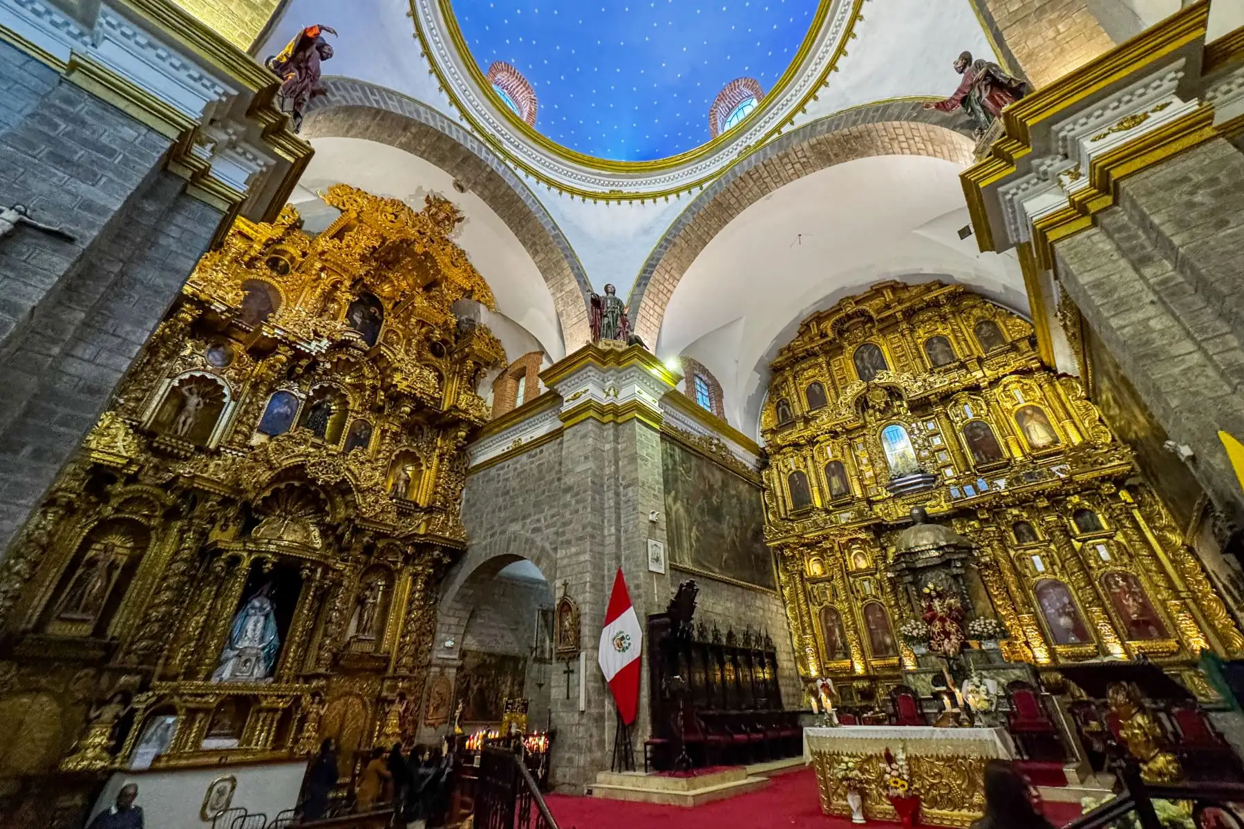 Construida en el siglo XVII y ubicada en la Plaza de Armas de Ayacucho. Cuenta con diez retablos bañados en pan de oro y está consagrada a la Virgen de las Nieves. Combina elementos renacentistas y barrocos. La sobriedad de su fachada contrasta con la riqueza interior. Foto: ANDINA/Ricardo Cuba