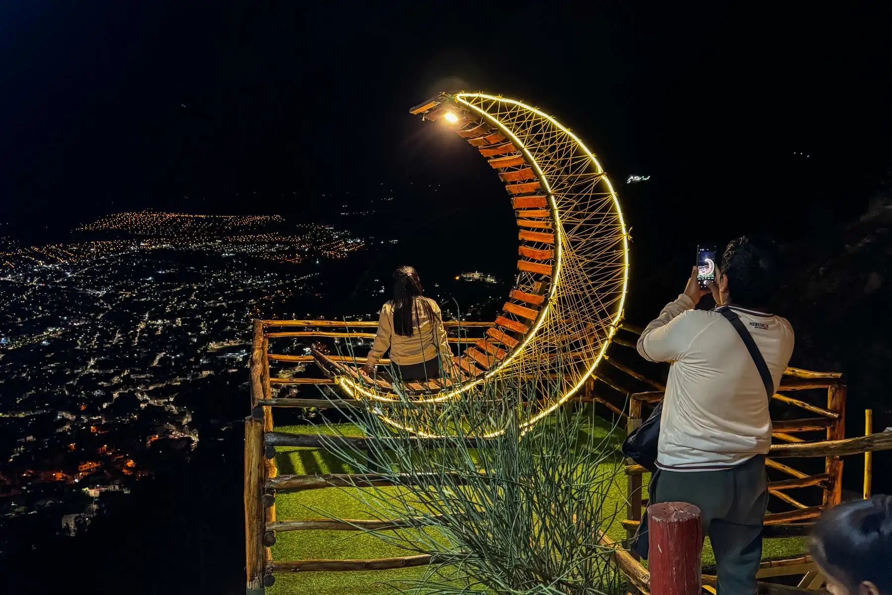 Un nuevo atractivo turístico con pocos años de funcionamiento es el mirador Inti Warkuna, lugar donde puedes tomarte cientos de fotos en todos sus espacios diseñados para apreciar el paisaje. un lugar 100% instagrameable que no puedes dejar pasarFoto: ANDINA/Ricardo Cuba