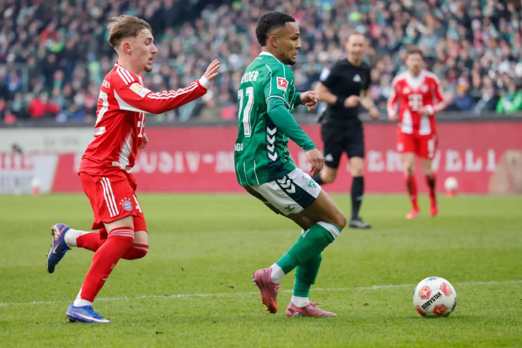 El centrocampista alemán 42 del Bayern Munich Lennart Karl y el delantero alemán 11 del Bremen Justin Njinmah compiten por el balón durante el partido de fútbol de la primera división alemana Bundesliga entre SV Werder Bremen y FC Bayern Munich en Bremen.
Foto: ANDINA/AFP