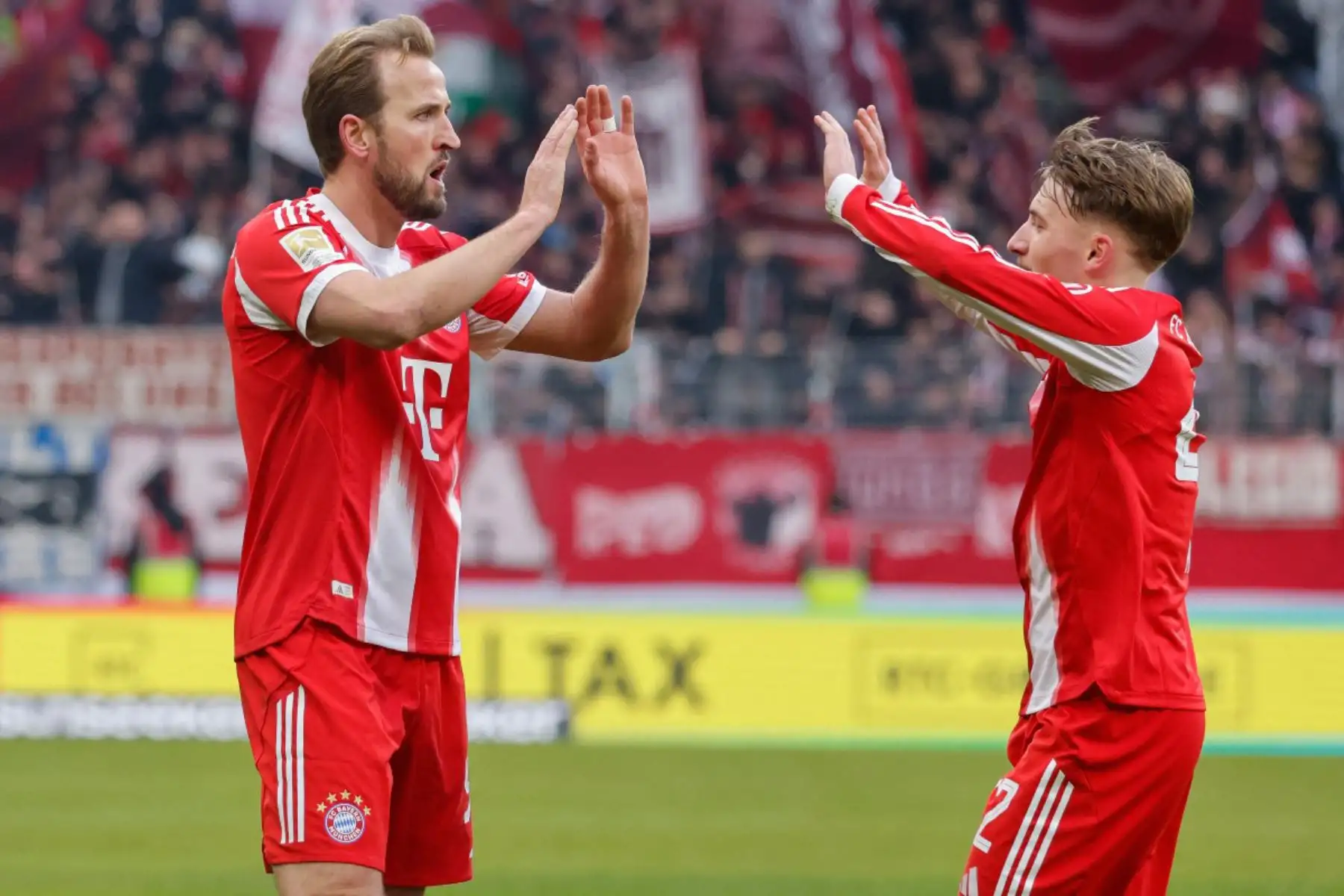 El delantero inglés 09 del Bayern Munich, Harry Kane, celebra el gol del 0-2 con su compañero de equipo, el mediocampista alemán 42 del Bayern Munich, Lennart Karl, durante el partido de fútbol de la primera división alemana de la Bundesliga entre el SV Werder Bremen y el FC Bayern Munich en Bremen. Foto: ANDINA/AFP