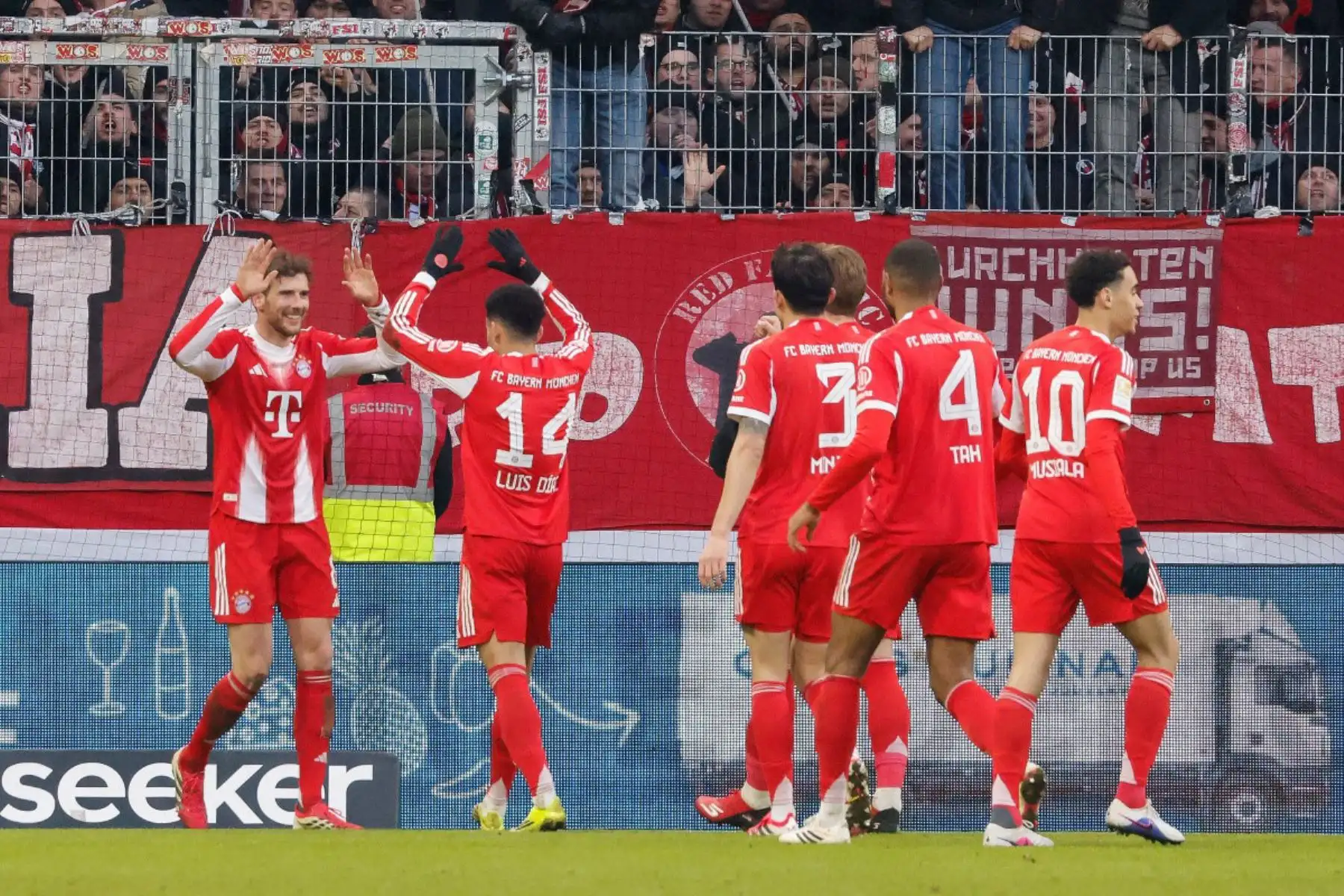 El centrocampista alemán 08 del Bayern Munich, Leon Goretzka, celebra el gol del 0-3 con sus compañeros durante el partido de la primera división alemana de la Bundesliga entre el SV Werder Bremen y el FC Bayern Munich en Bremen. Foto. ANDINA/AFP