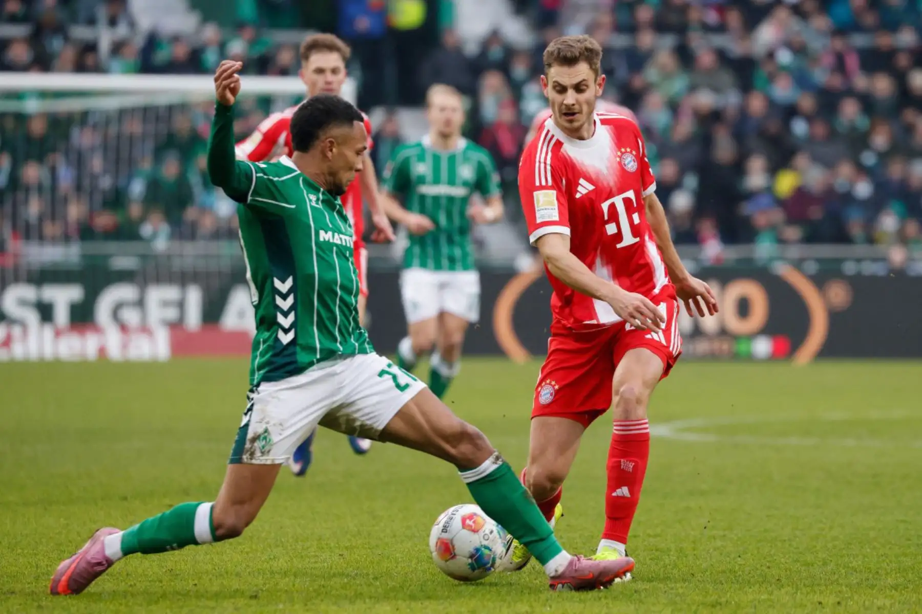 El defensa alemán 27 del Bremen, Felix Agu, y el defensa croata 44 del Bayern Múnich, Josip Stanisic, disputan el balón durante el partido de fútbol de la primera división alemana, la Bundesliga, entre el SV Werder Bremen y el FC Bayern Múnich en Bremen. Foto: ANDINA/AFP