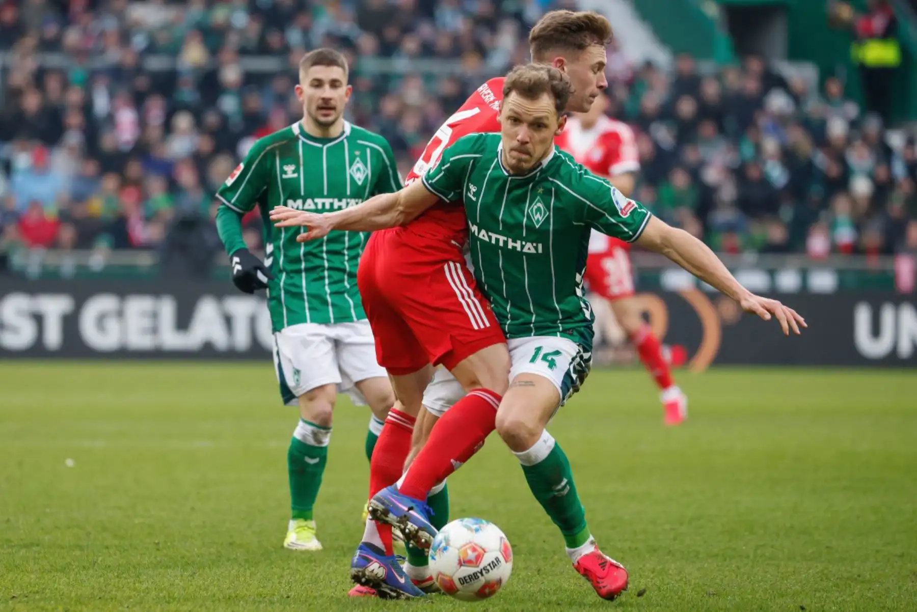 El centrocampista belga 14 del Bremen, Senne Lynen, y el centrocampista alemán 06 del Bayern Munich, Joshua Kimmich, disputan el balón durante el partido de fútbol de la primera división alemana, la Bundesliga, entre el SV Werder Bremen y el FC Bayern Munich en Bremen. Foto: ANDINA/AFP