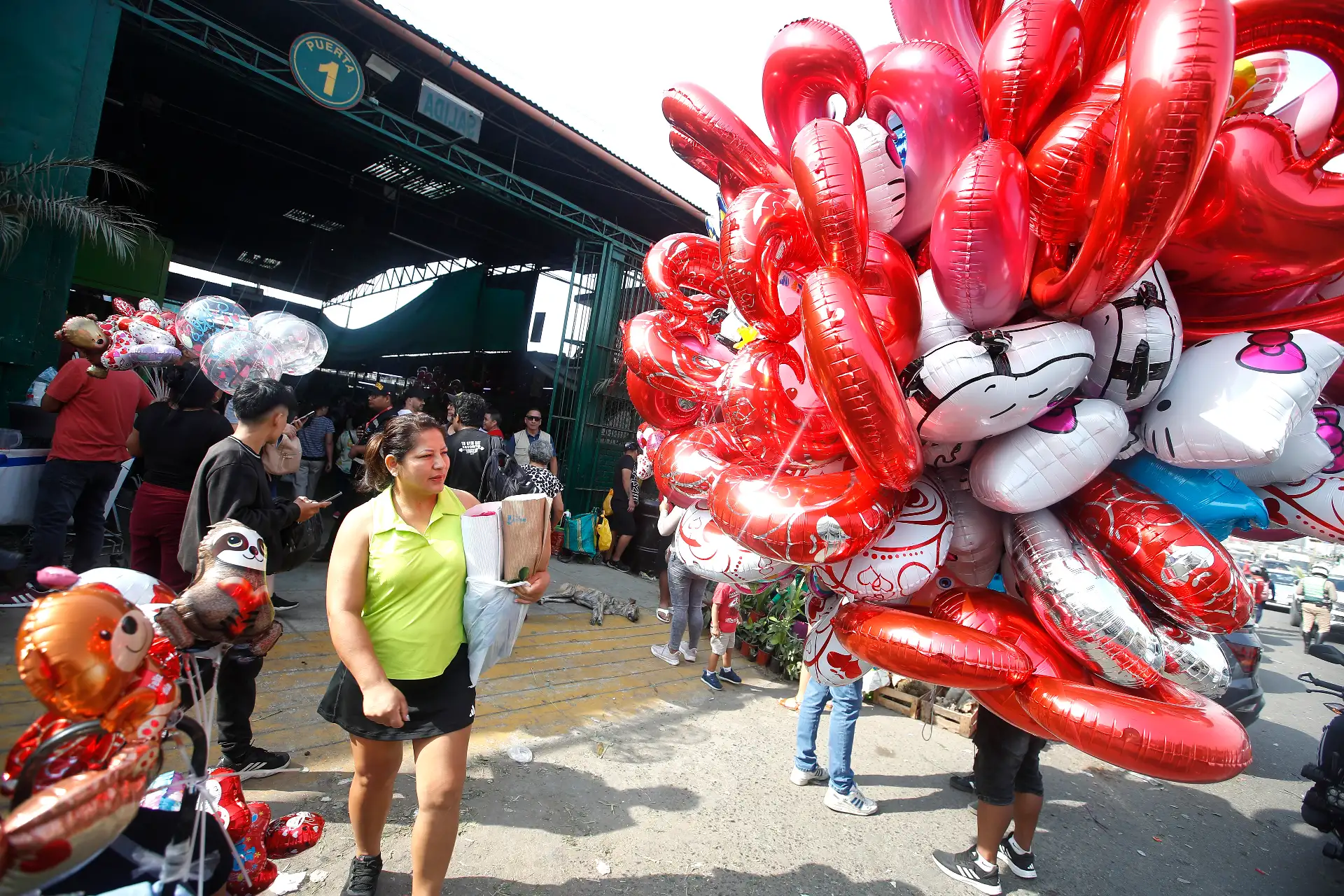 Desde tempranas horas de hoy, gran cantidad de público limeño acuden al Mercado Mayorista De Flores Piedra Liza del distrito de Rímac, para adquirir variados arreglos florales de distintos precios para agasajar con este obsequio a sus amistades y parejas.
Foto: ANDINA/ Eddy Ramos