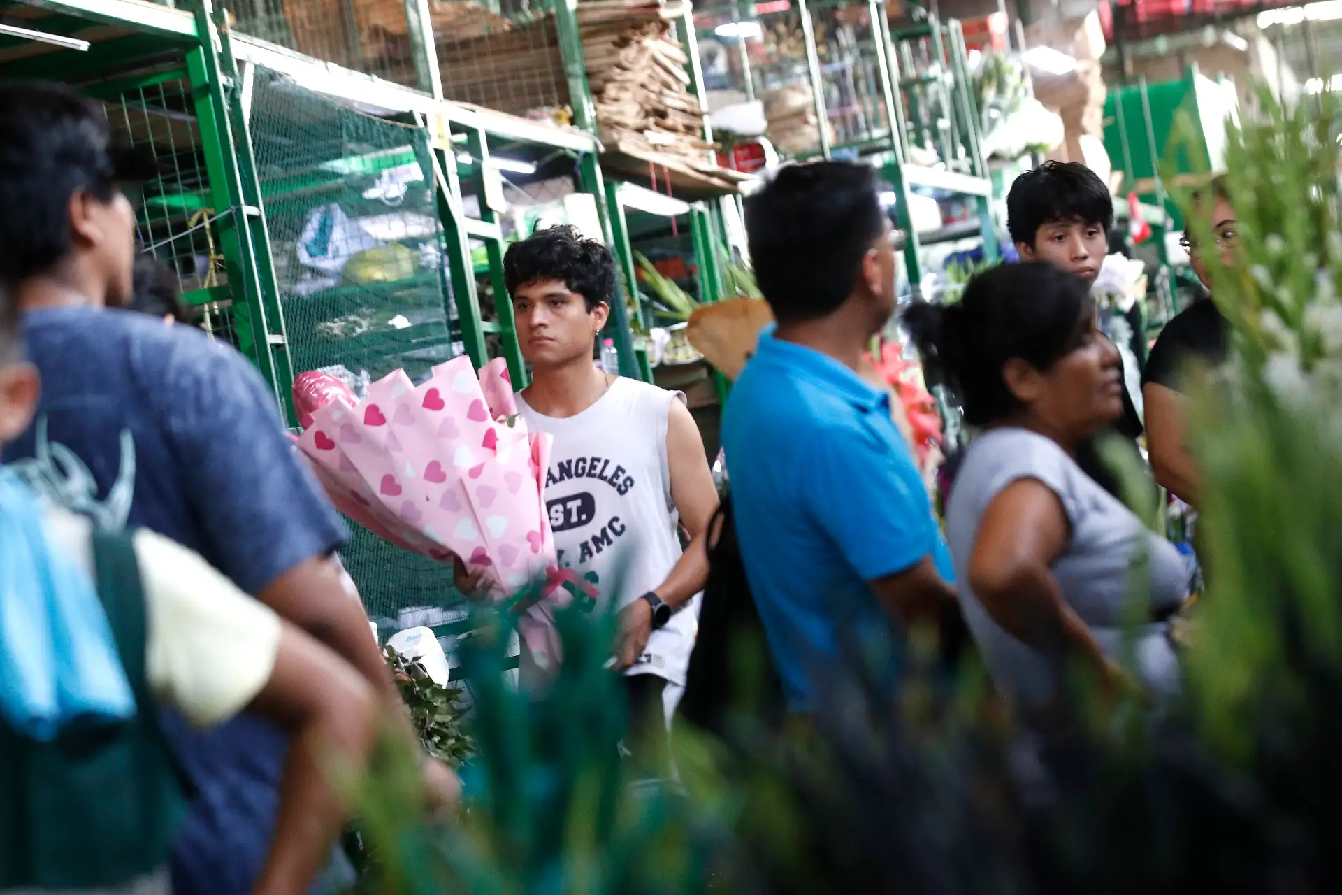 Desde tempranas horas de hoy, gran cantidad de público limeño acuden al Mercado Mayorista De Flores Piedra Liza del distrito de Rímac, para adquirir variados arreglos florales de distintos precios para agasajar con este obsequio a sus amistades y parejas.
Foto: ANDINA/ Eddy Ramos