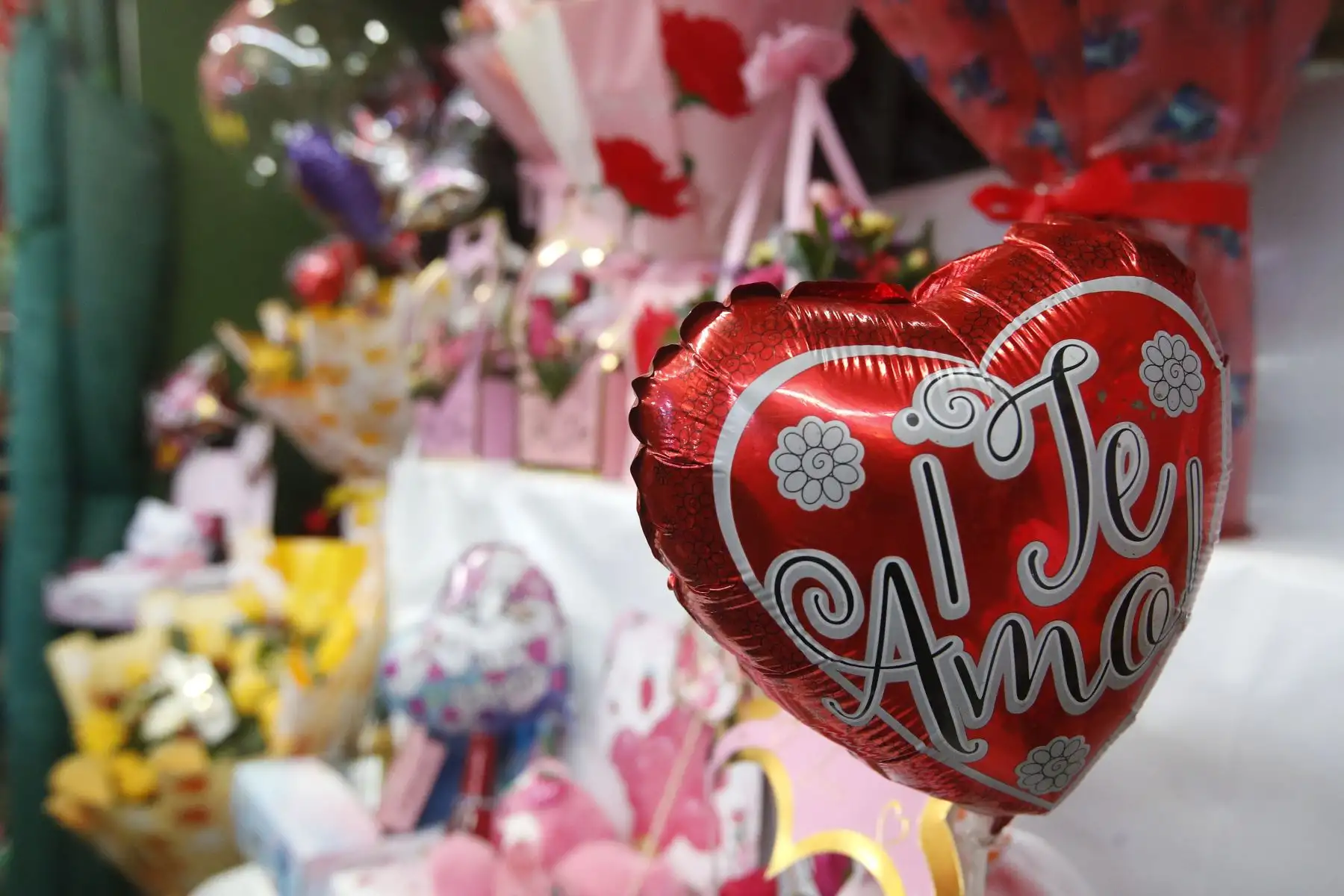 Desde tempranas horas de hoy, gran cantidad de público limeño acuden al Mercado Mayorista De Flores Piedra Liza del distrito de Rímac, para adquirir variados arreglos florales de distintos precios para agasajar con este obsequio a sus amistades y parejas.
Foto: ANDINA/ Eddy Ramos