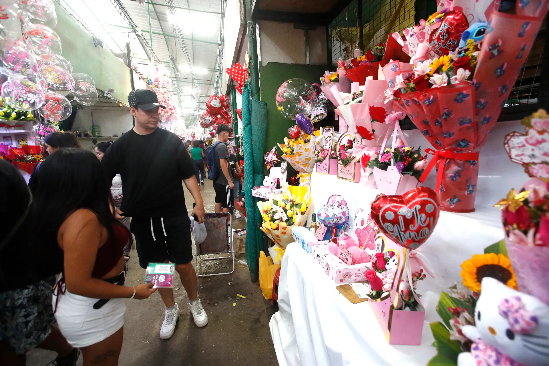 En el Mercado de Flores de Piedra Liza, en el Rímac, se venden los ramos de rosas y otras especies florales en el día de San Valentín. Desde allí los comerciantes distribuyen mercadería a diferentes partes del país y brindan grandes ofertas al público por esta festividad.
Foto: ANDINA/ Eddy Ramos