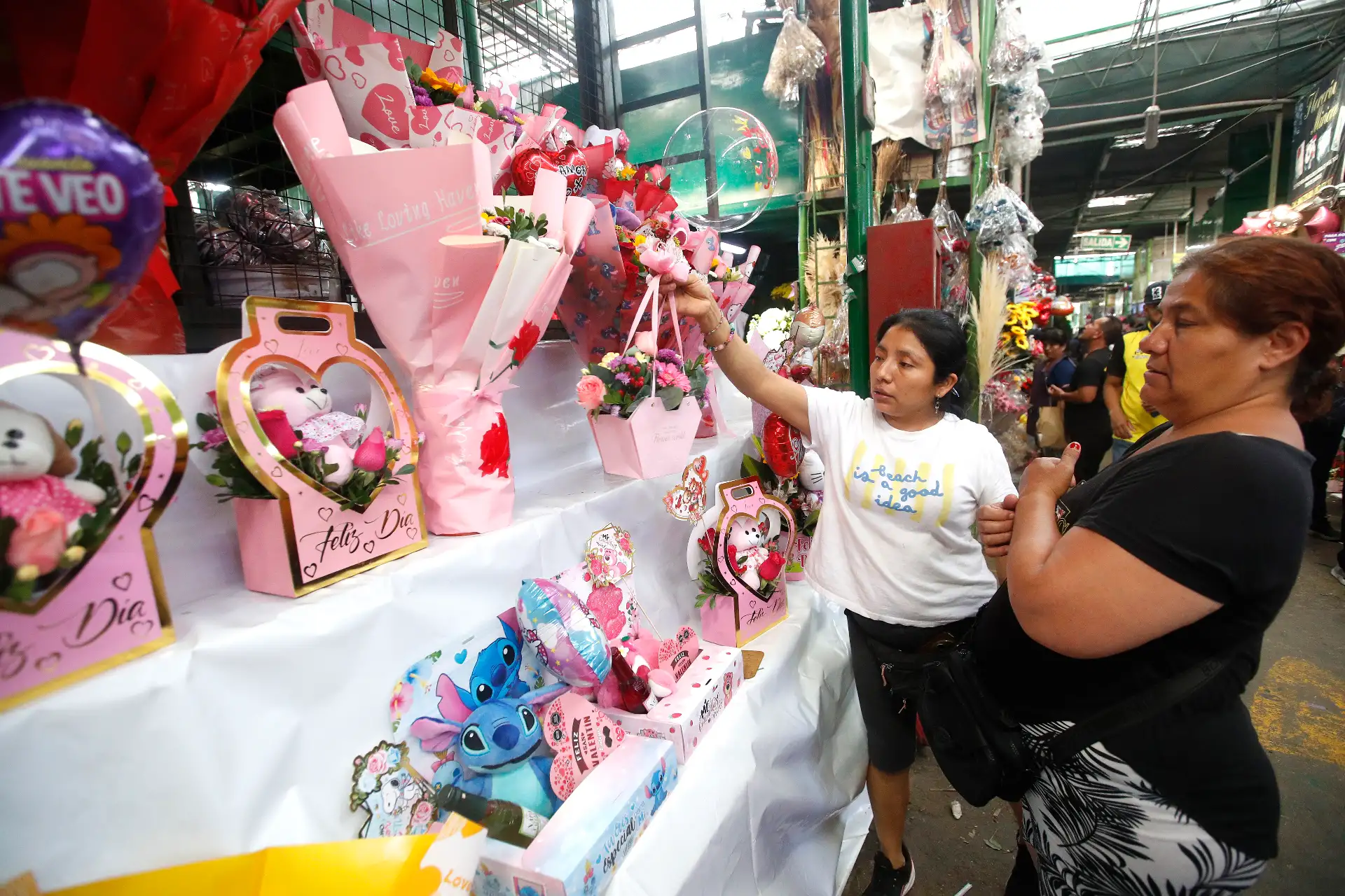 En el Mercado de Flores de Piedra Liza, en el Rímac, se venden los ramos de rosas y otras especies florales en el día de San Valentín. Desde allí los comerciantes distribuyen mercadería a diferentes partes del país y brindan grandes ofertas al público por esta festividad.
Foto: ANDINA/ Eddy Ramos